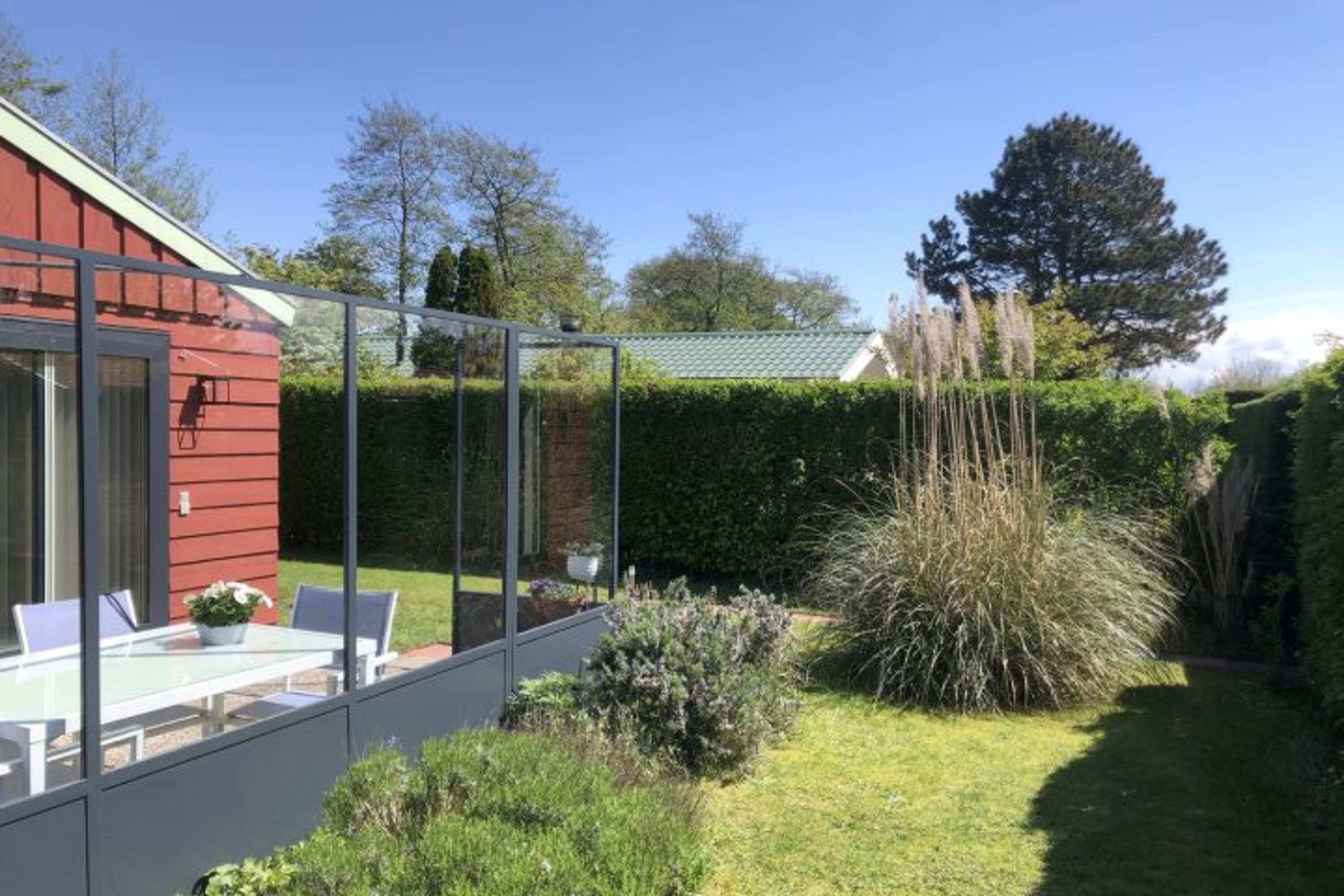 Windgeschützte Terrasse im Grünen