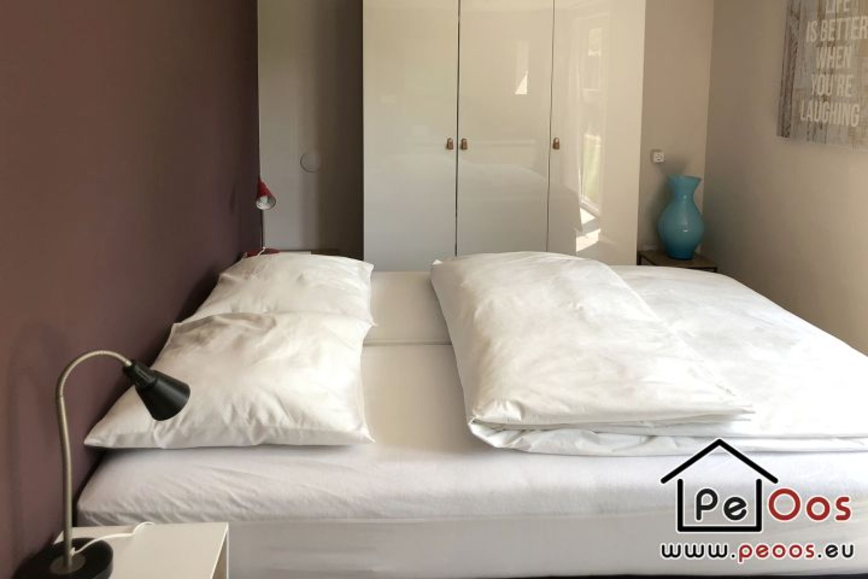 Schlafzimmer mit Doppelbett und Kleiderschrank
