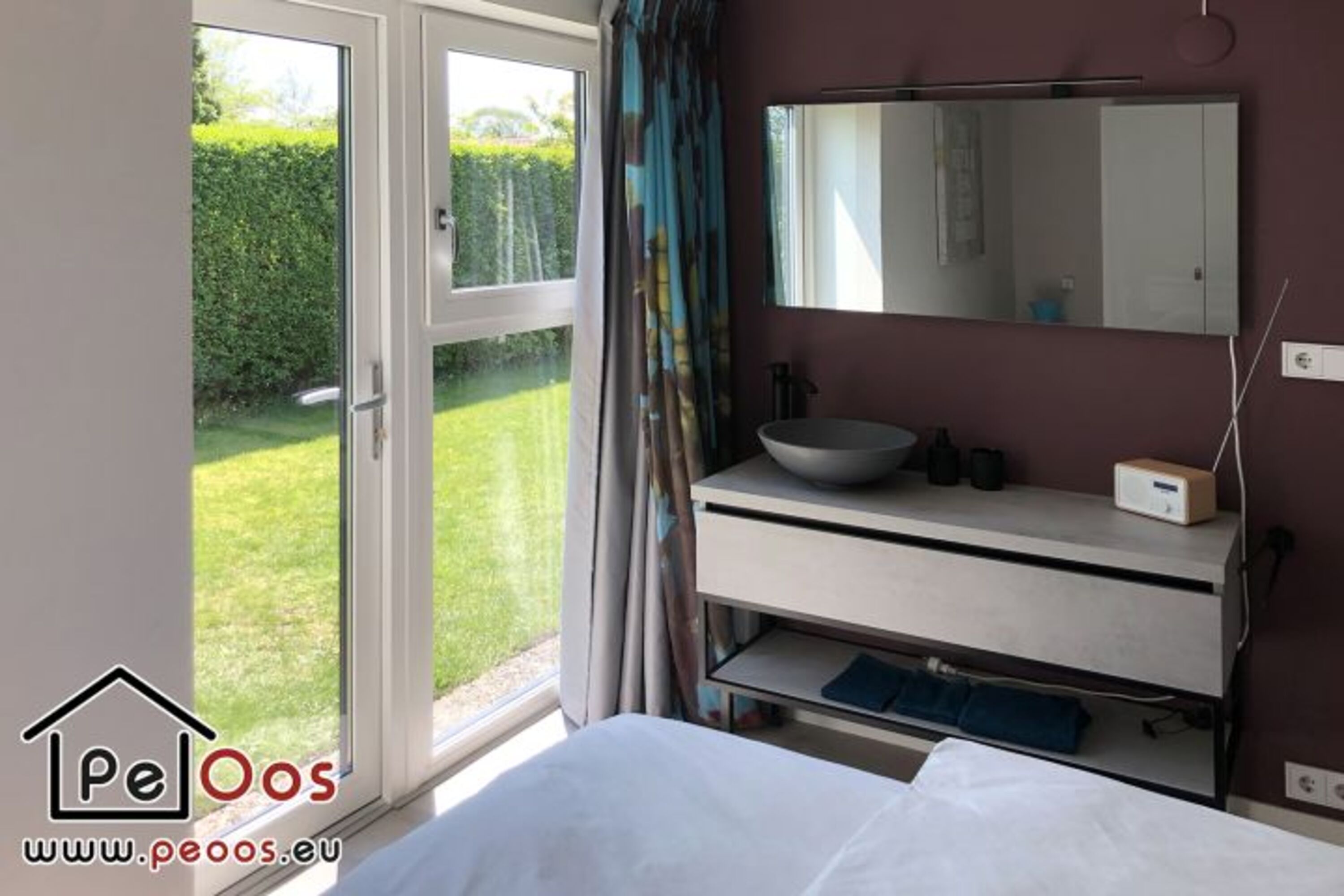 Schlafzimmer mit Waschbecken