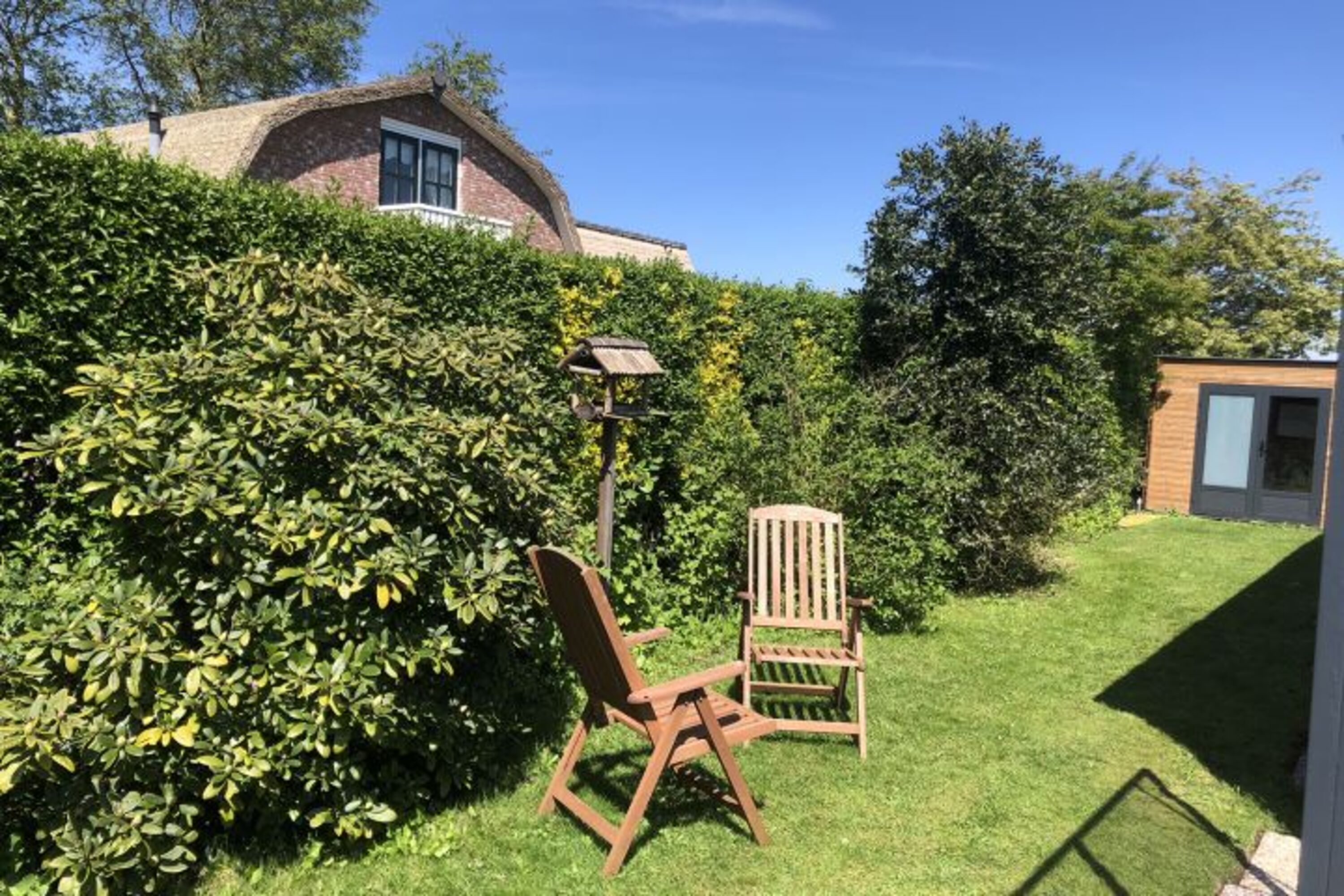 Garten mit unendlich vielen Sitzmöglichkeiten