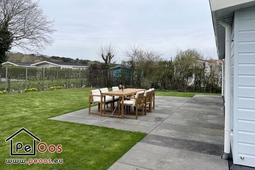 Garten mit großer Terrasse