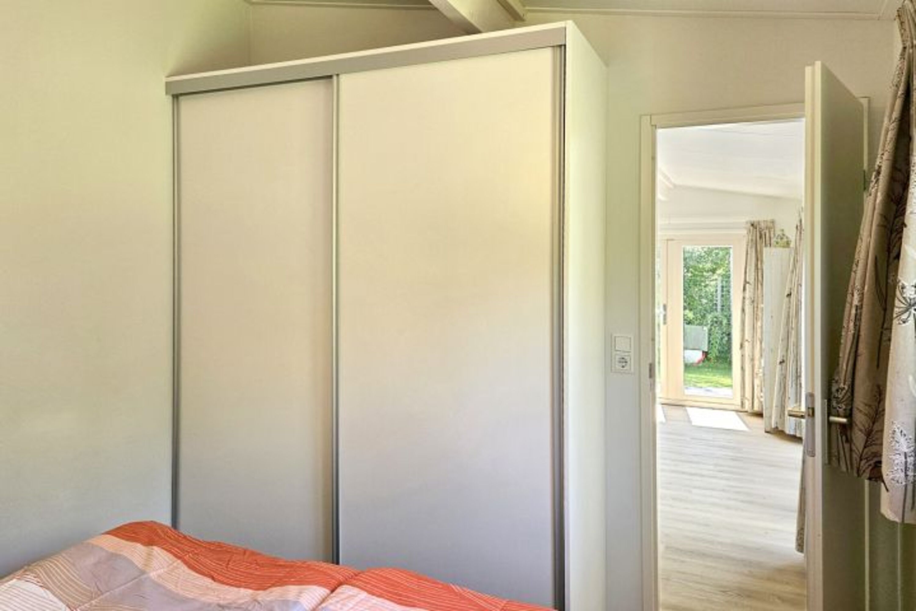 Schlafzimmer mit Kleiderschrank
