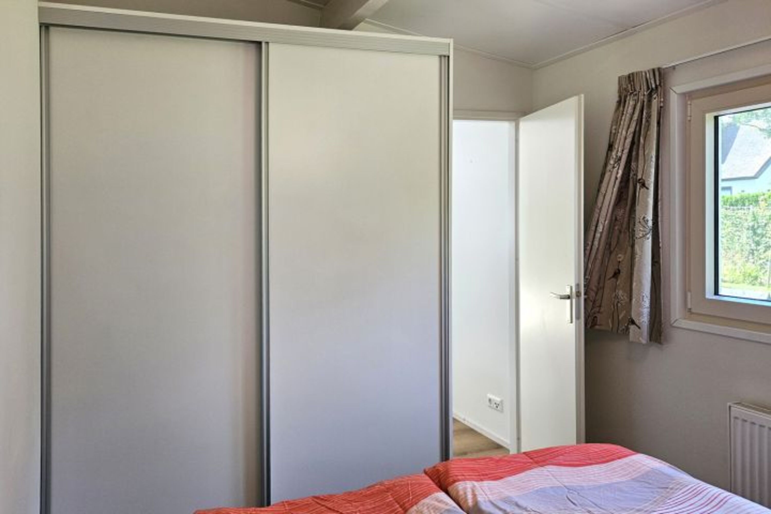 Schlafzimmer mit Blick in den Garten