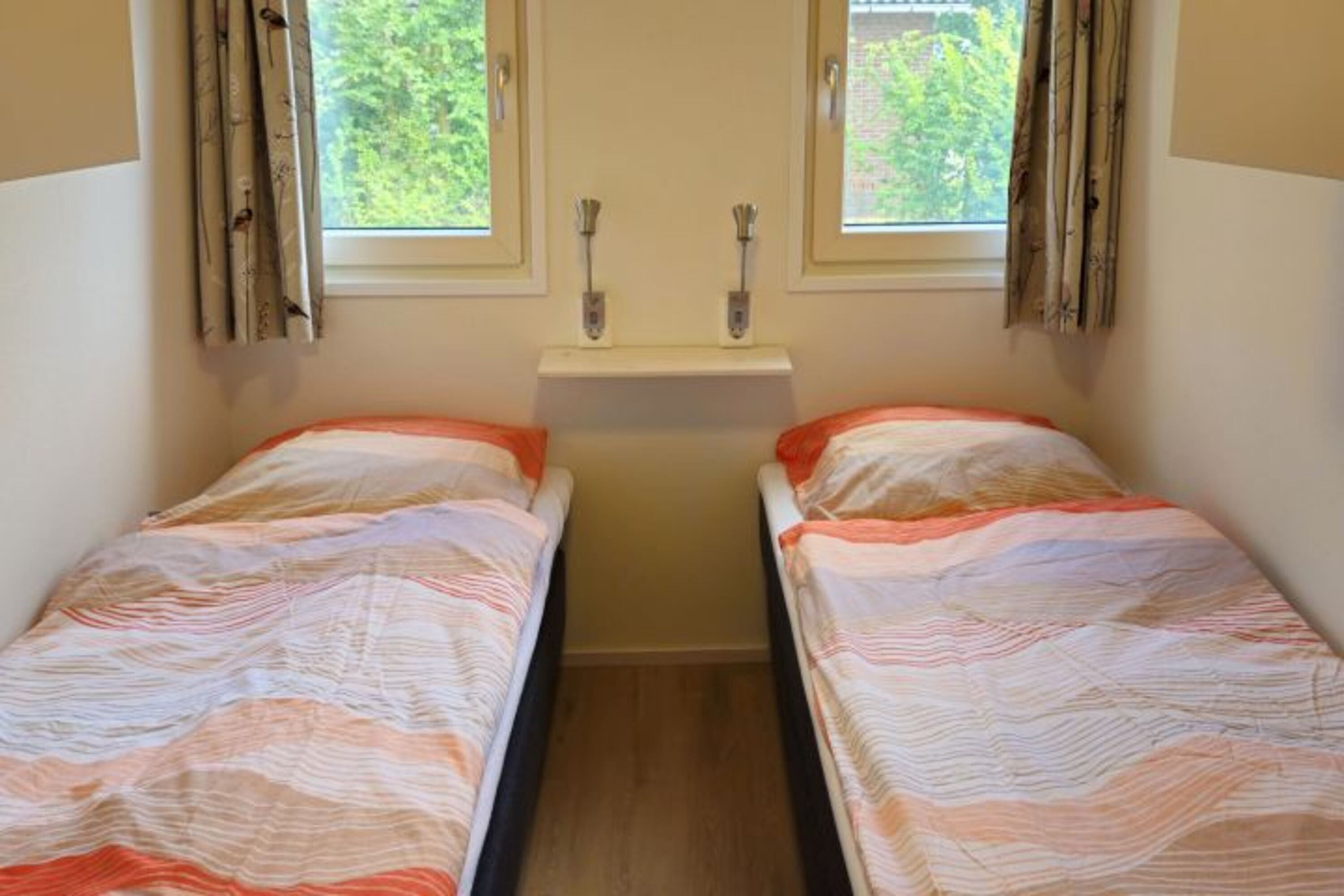 3. Schlafzimmer mit Einzelbetten und Oberschränken