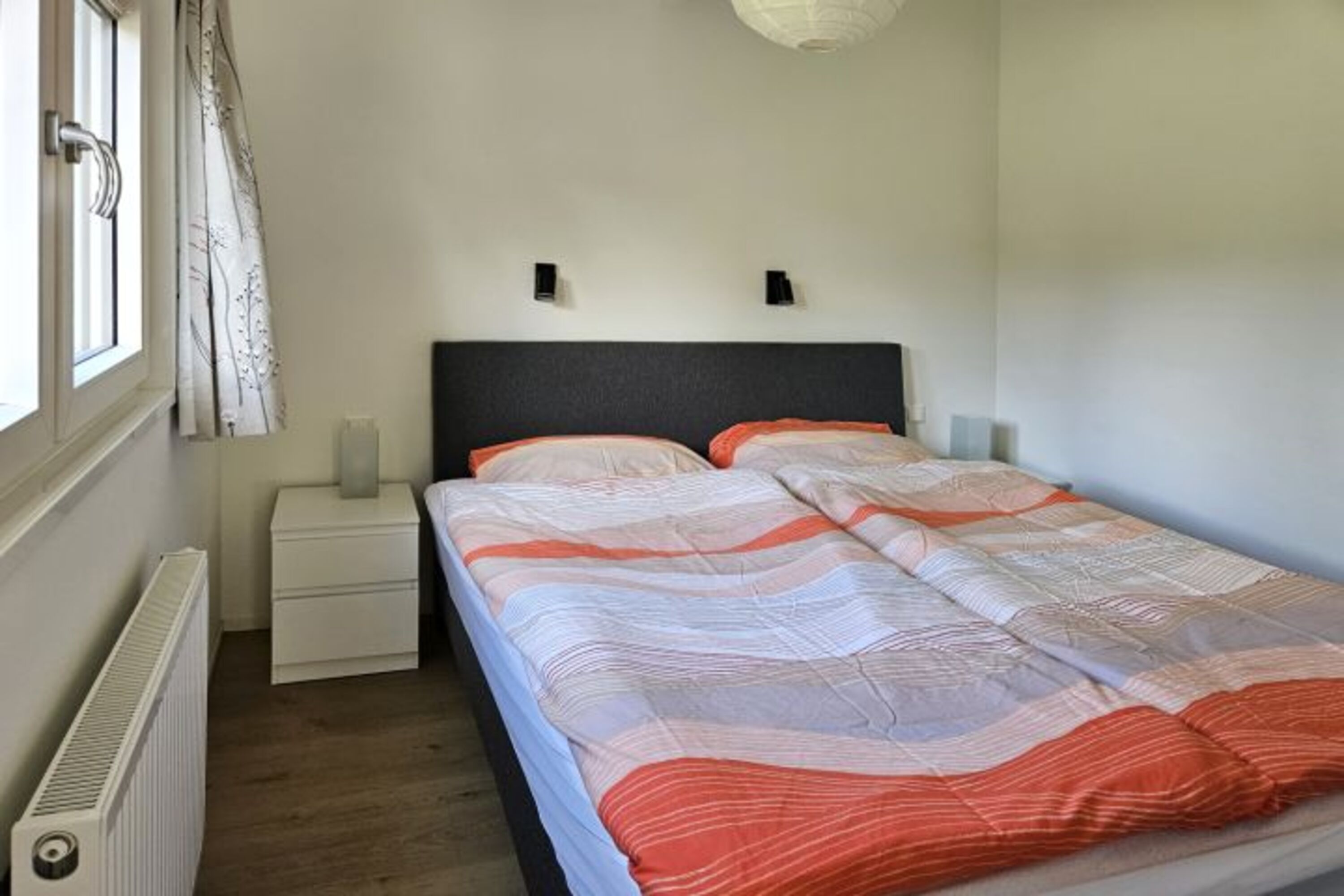 Schlafzimmer mit Doppelbett