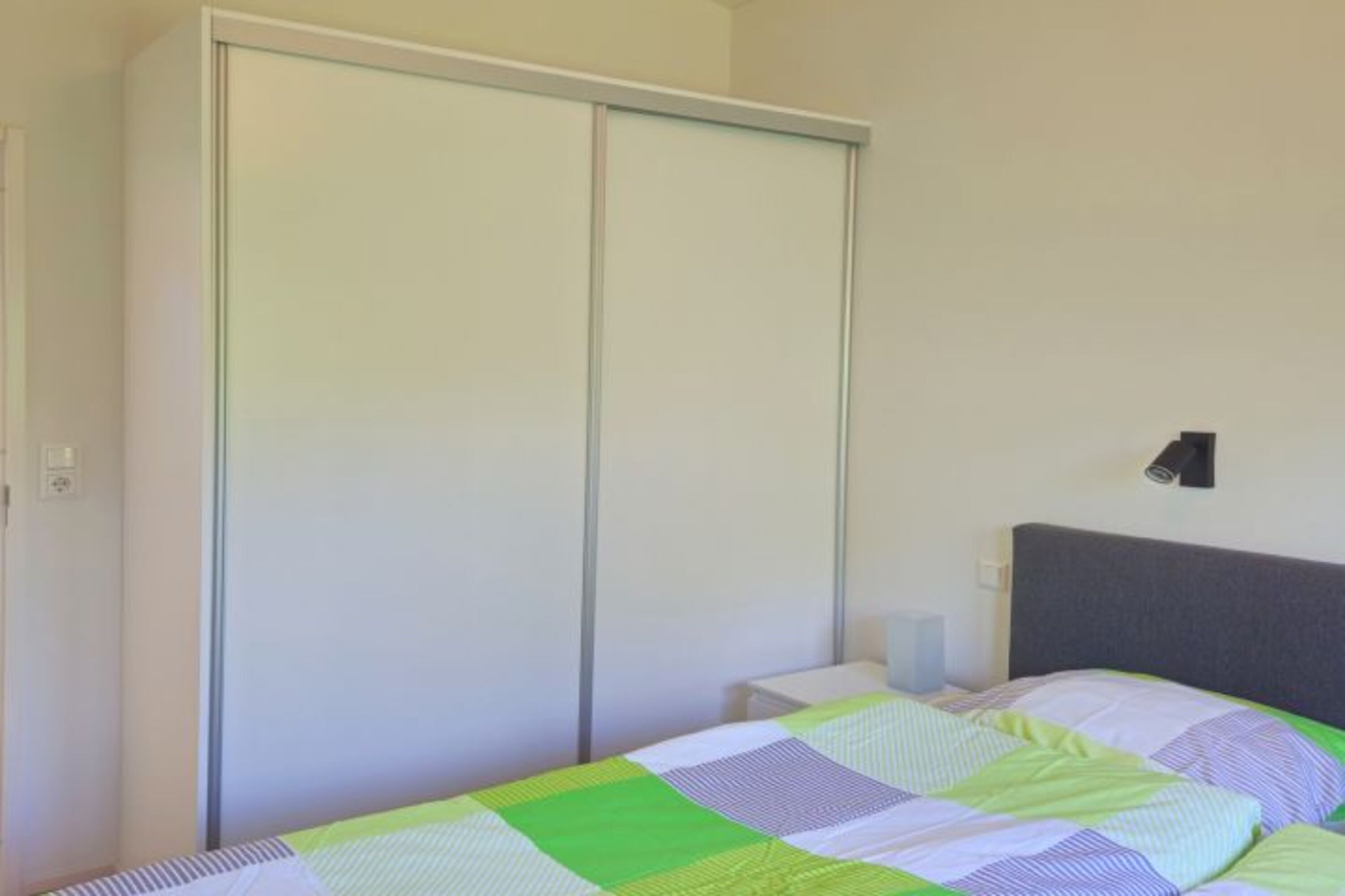 2. Schlafzimmer mit Doppelbett und Kleiderschrank