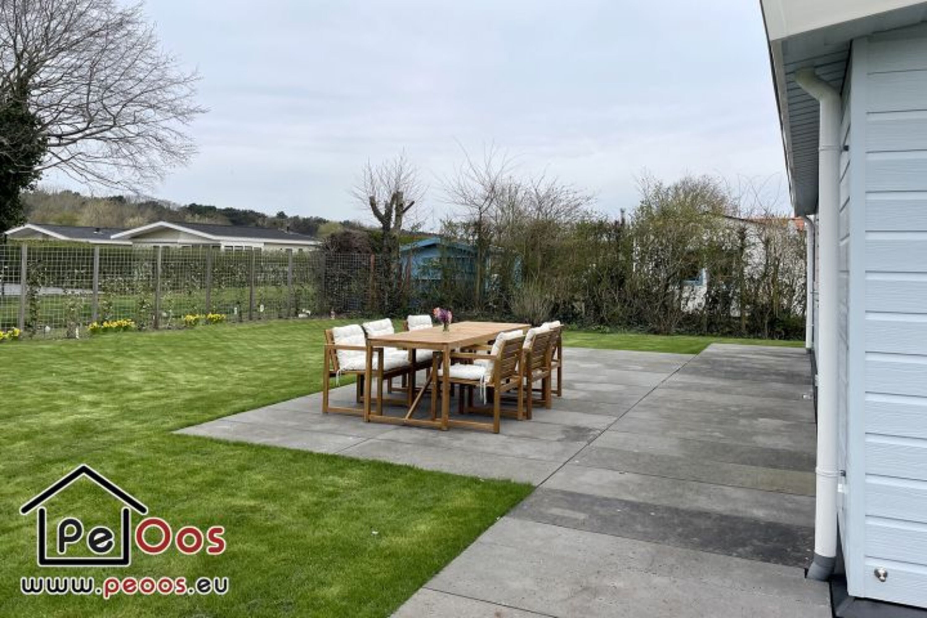 Garten mit großer Terrasse