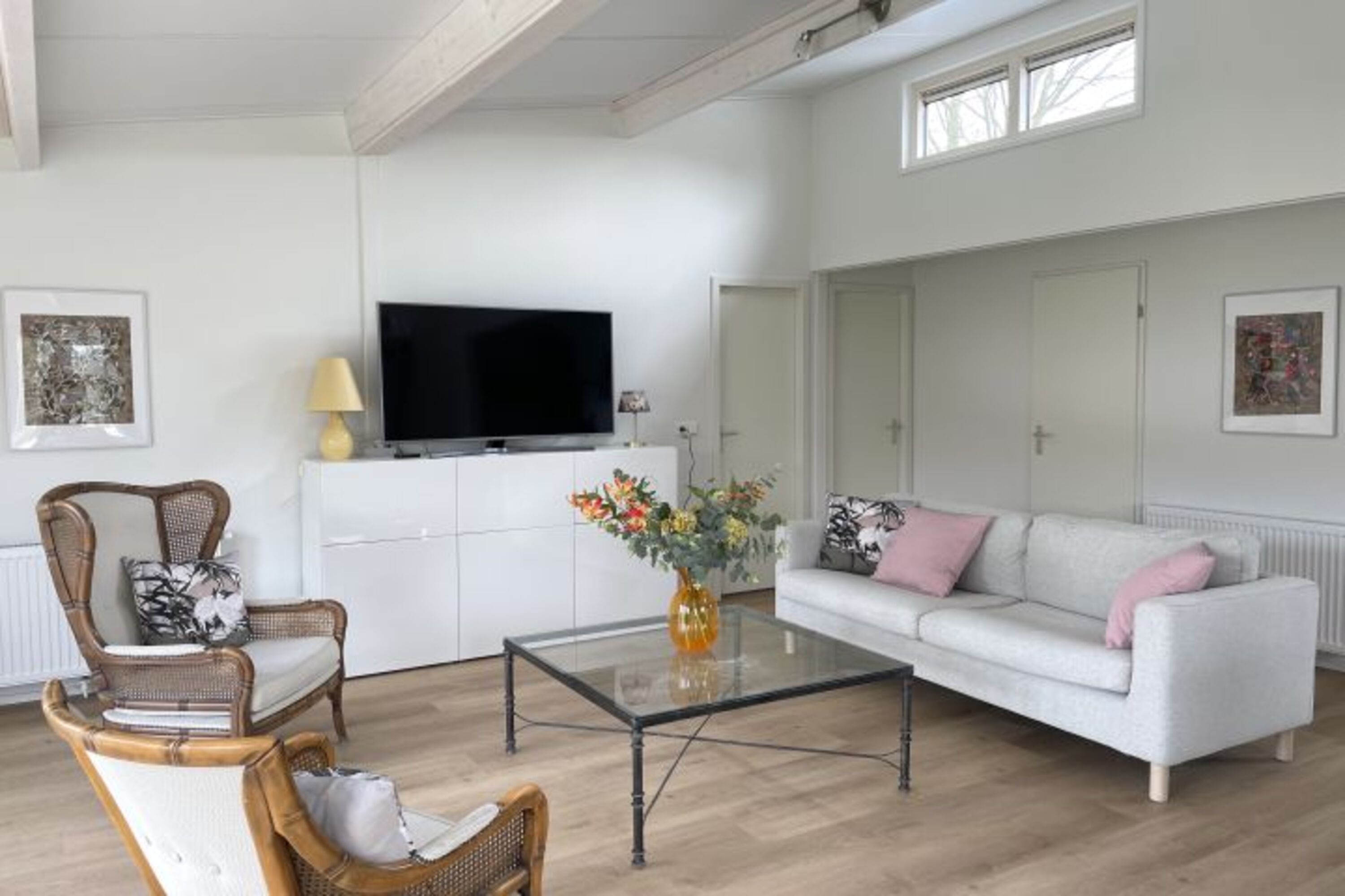 Wohnzimmer mit Fernseher