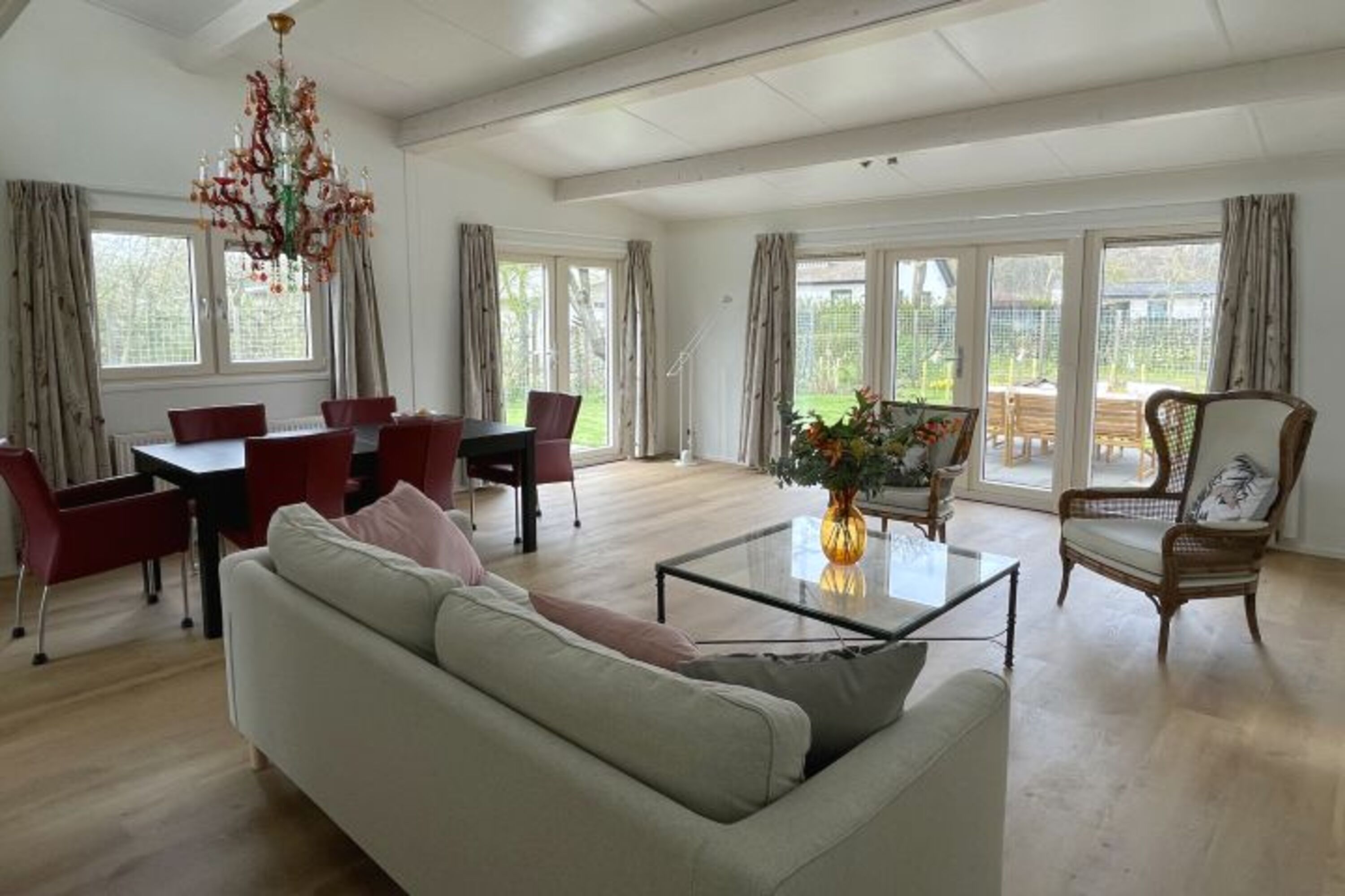 Helles Wohnzimmer mit Blick in den Garten