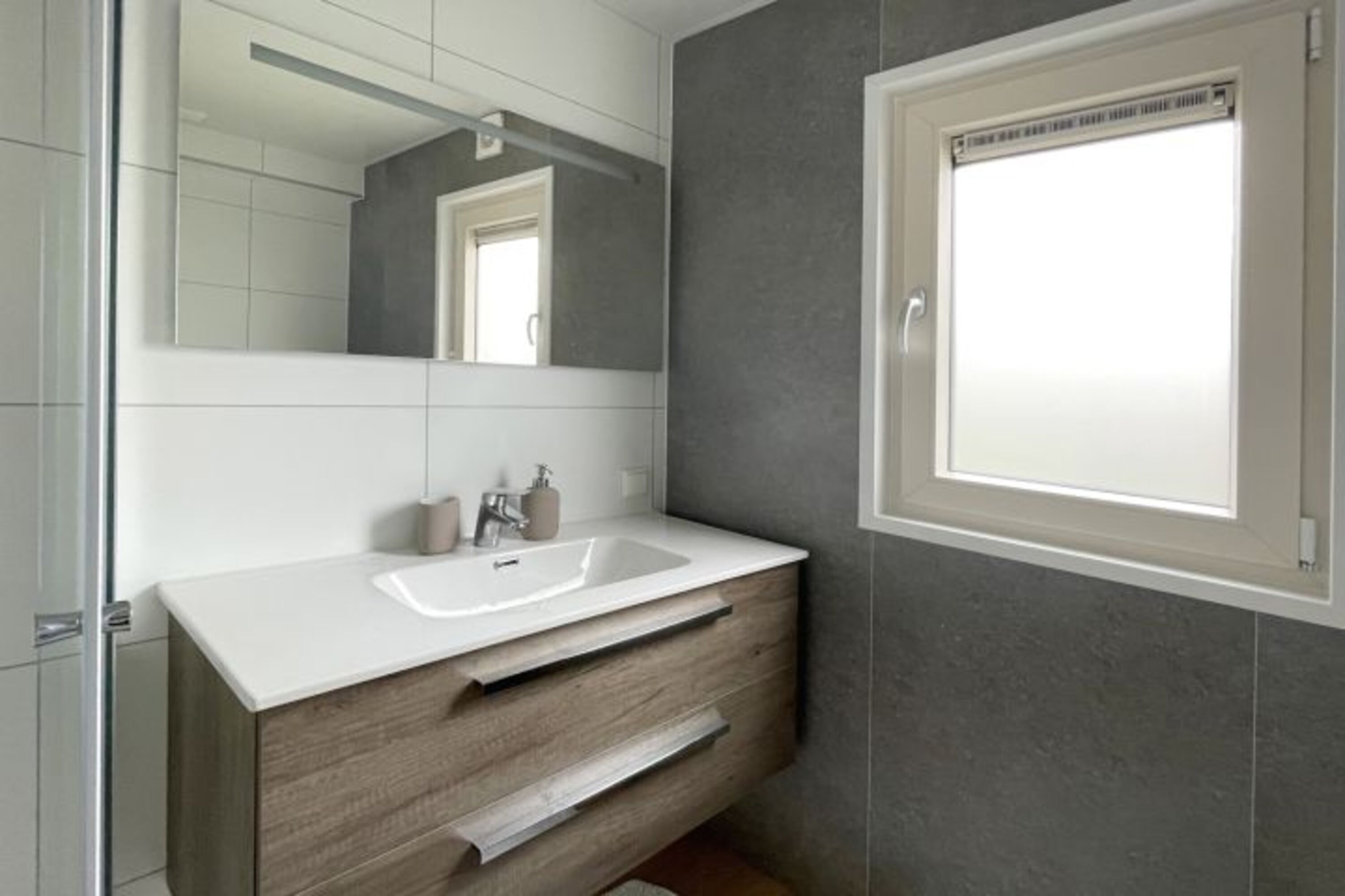 Badezimmer mit Dusche und Toilette