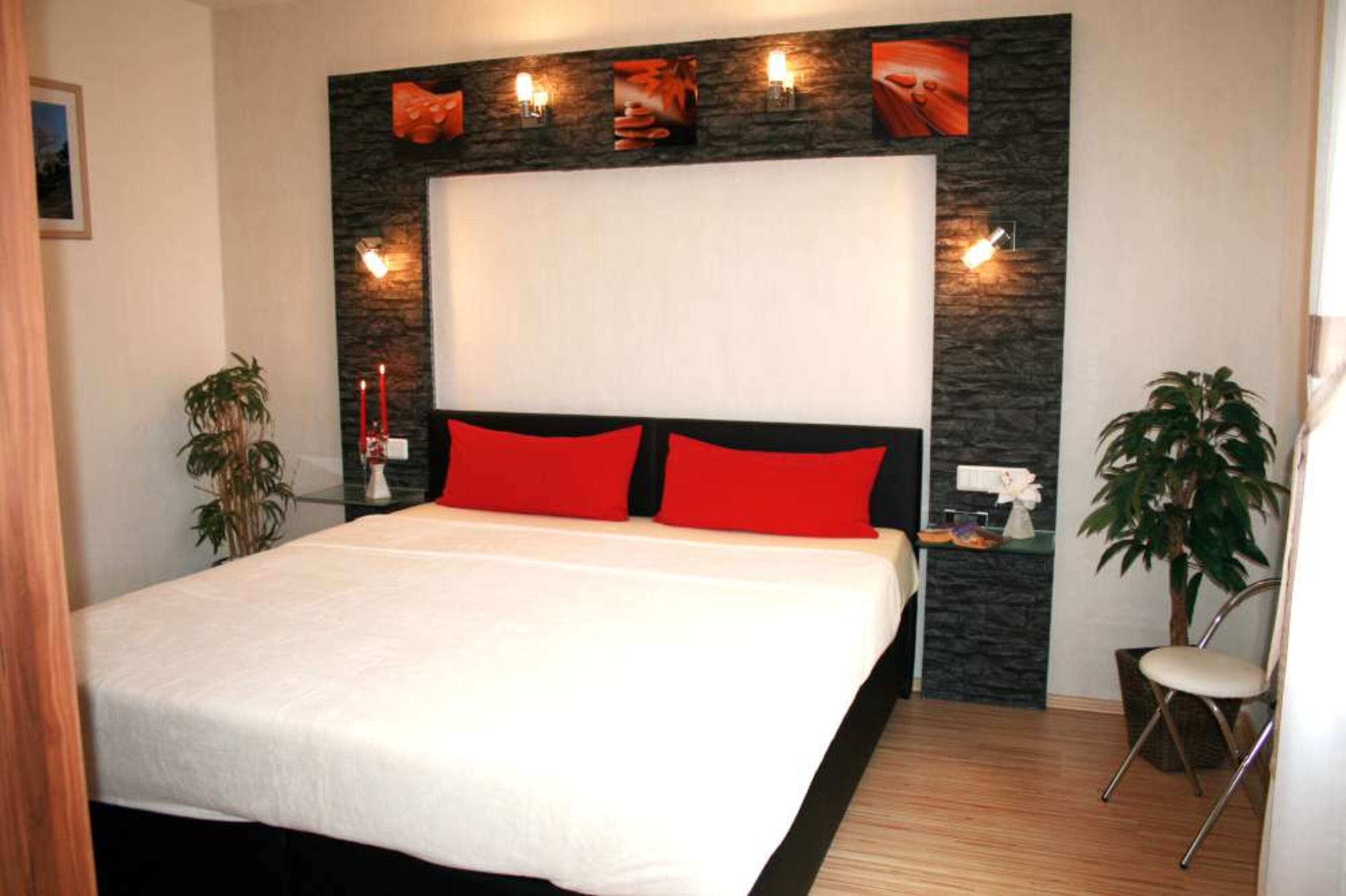 Schlafzimmer mit Boxspringbett (1,80 x 2,00 m)