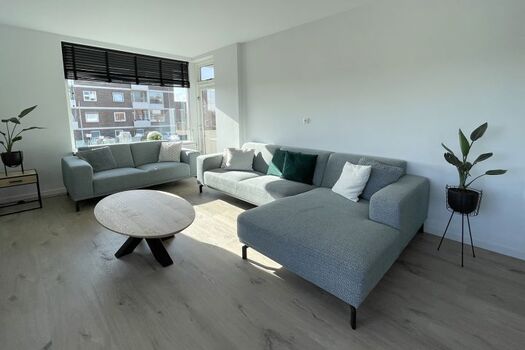Gemütliches Wohnzimmer mit Balkon