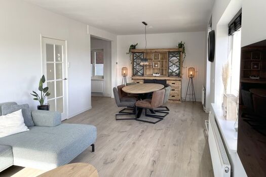 Geräumiges Wohnzimmer