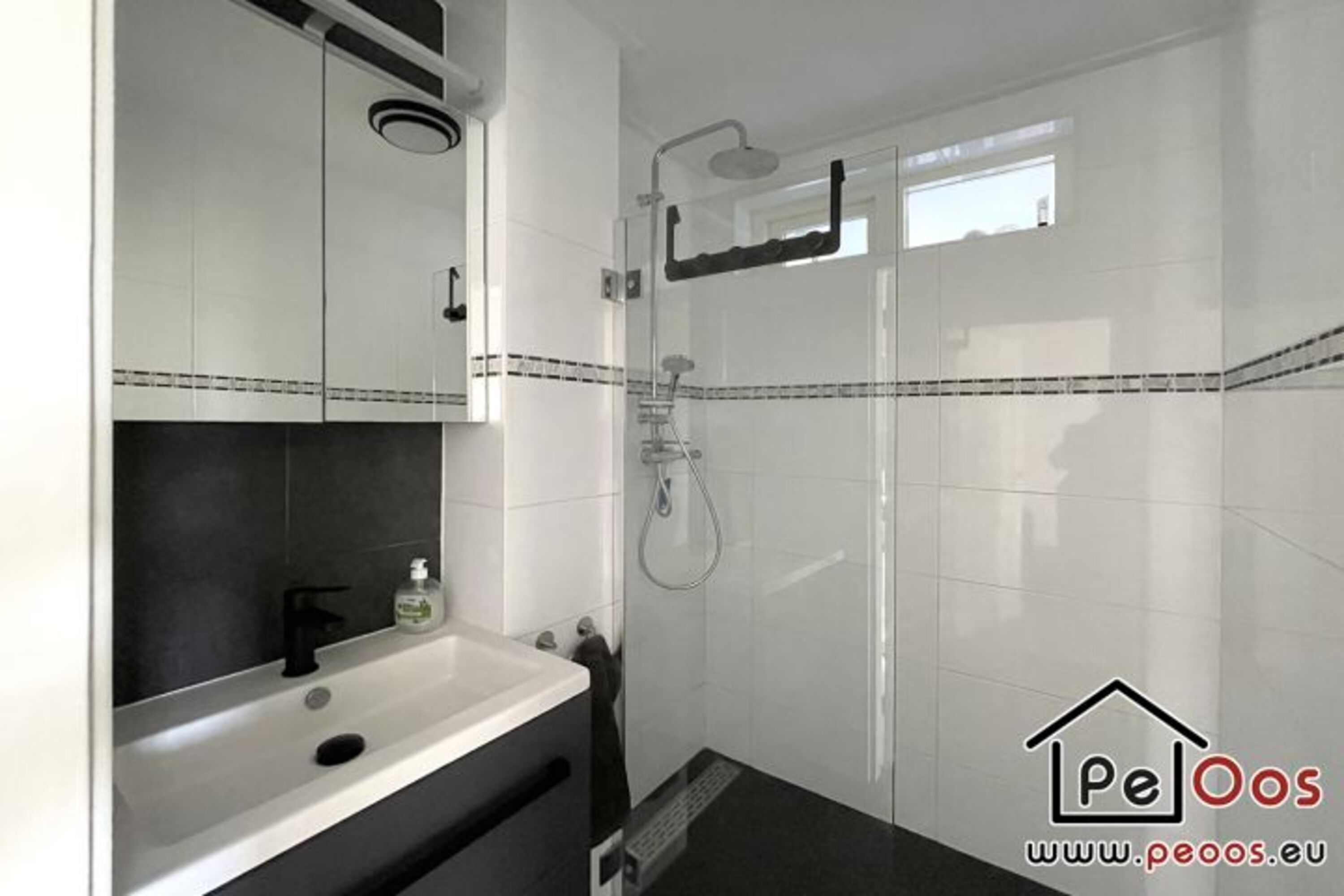 Fantastisches Badezimmer mit Regendusche