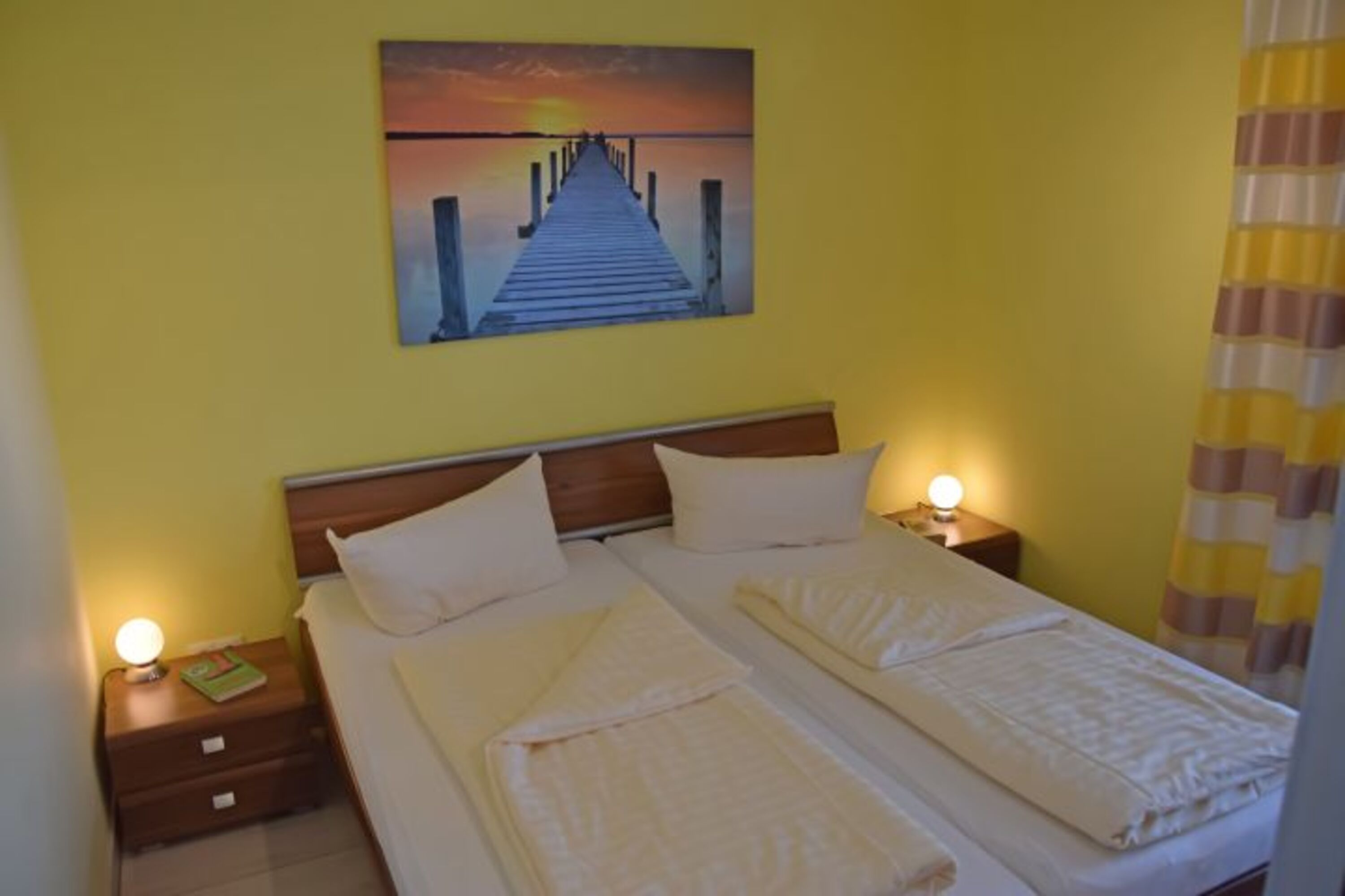 Das untere Schafzimmer mit Zugang zur Terrasse