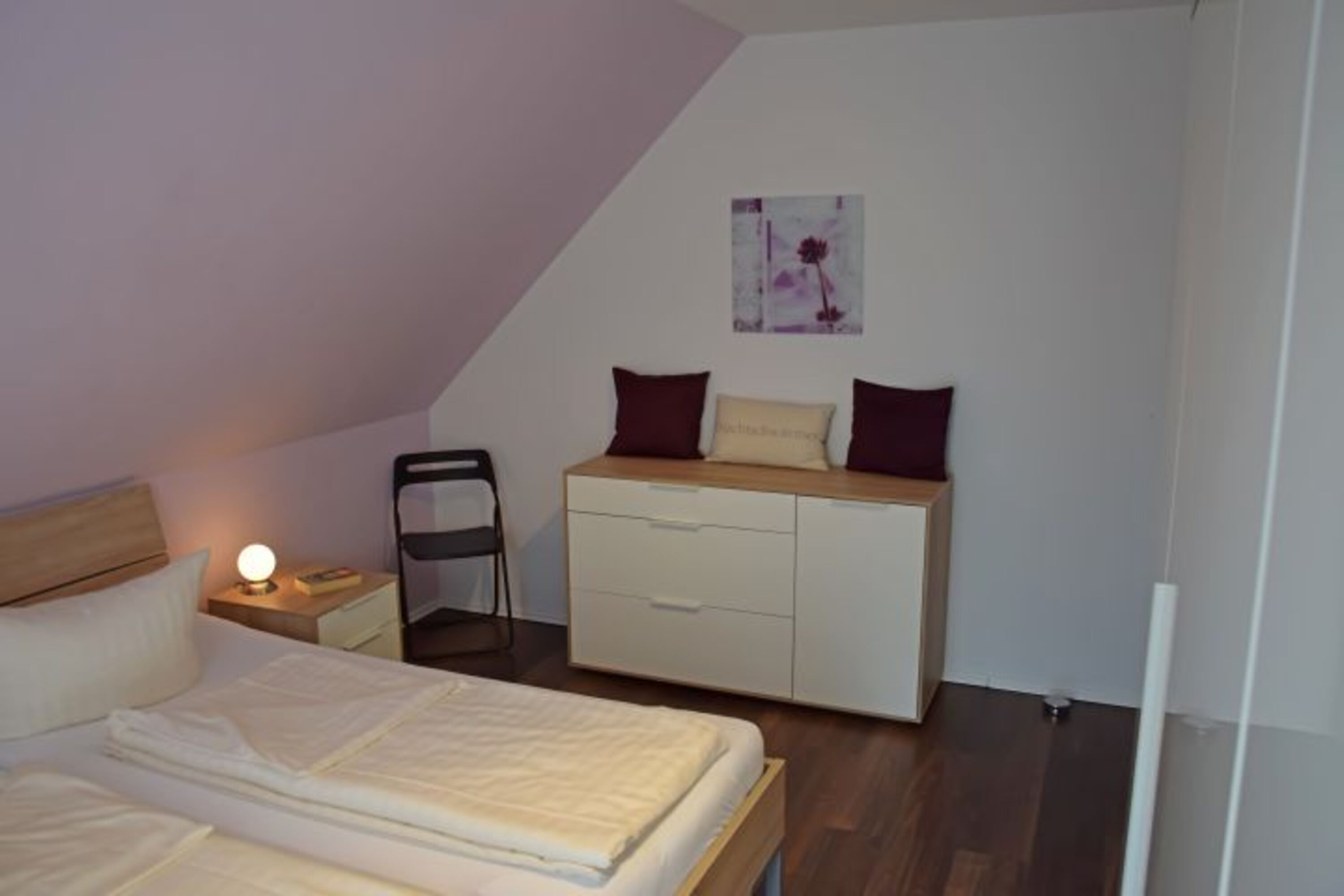 Das große Schlafzimmer hat Zugang zum Balkon