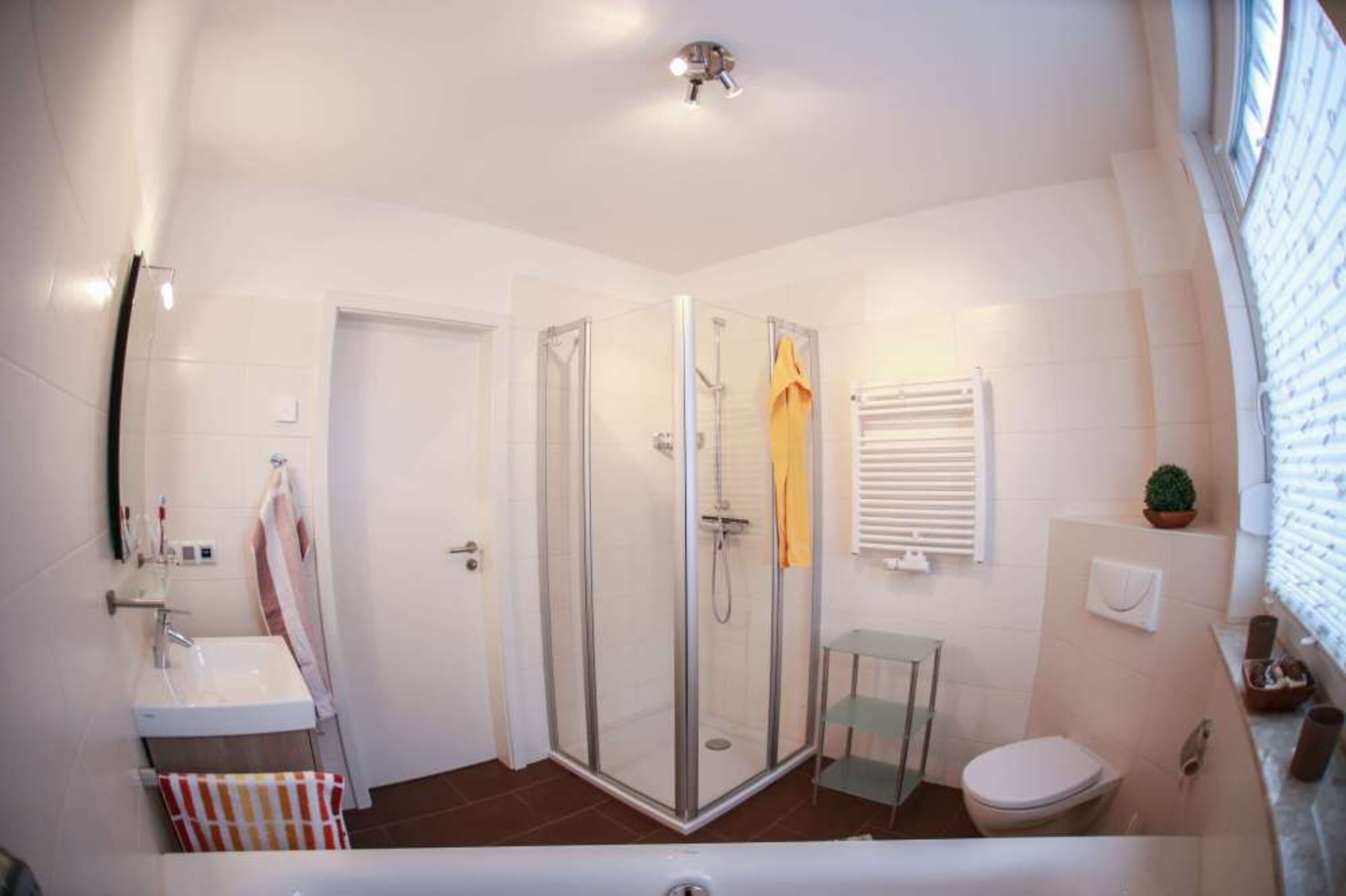 Das untere Bad verfügt über eine Eckbadewanne