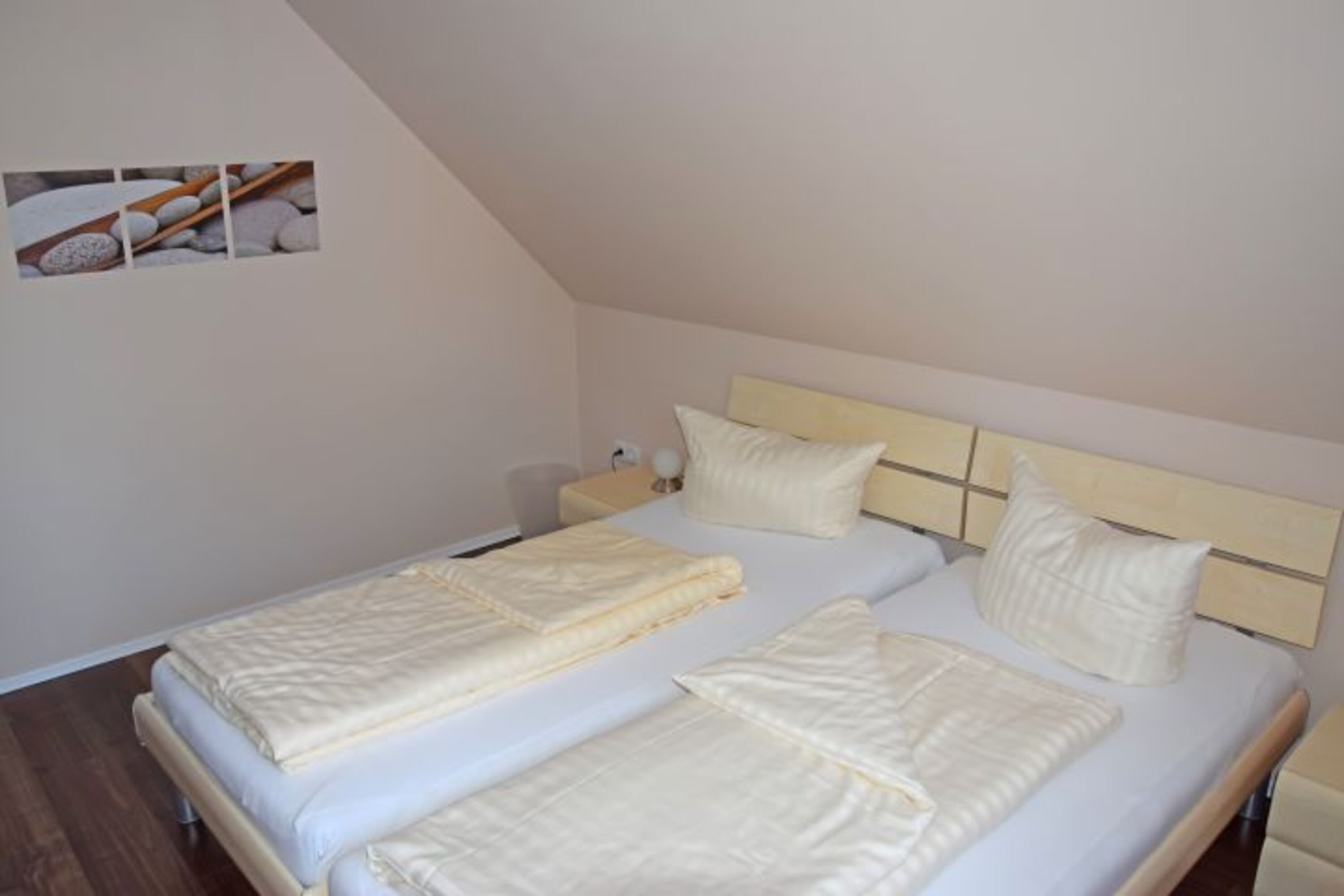 Das eteas kleinere Schlafzimmer ist mit zwei Einzelbetten ausgestattet