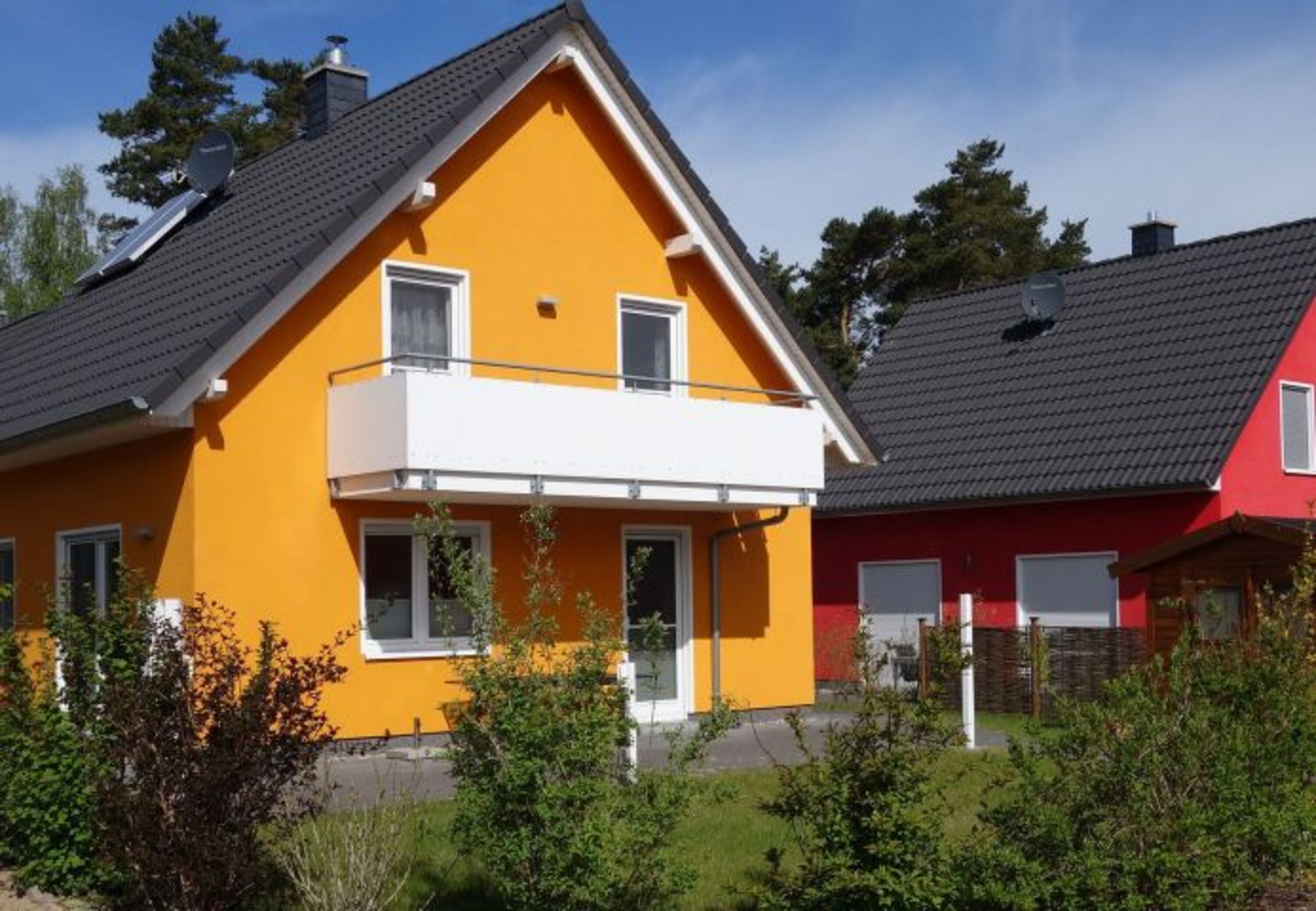 Die Terrasse eignet sich besonders gut zum Frühstücken 