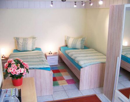 Schlafzimmer 2 als Kinderzimmer mit Einzelbetten oder Doppelbett
