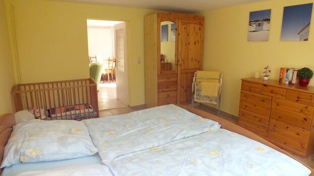 Schlafzimmer 1 mit Doppelbett 1,80 x 2,00 m und Kinderbettchen
