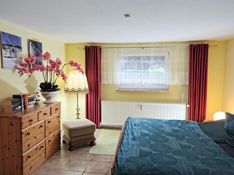 Schlafzimmer 1 mit Doppelbett 1,80 x 2,00 m und Kinderbettchen