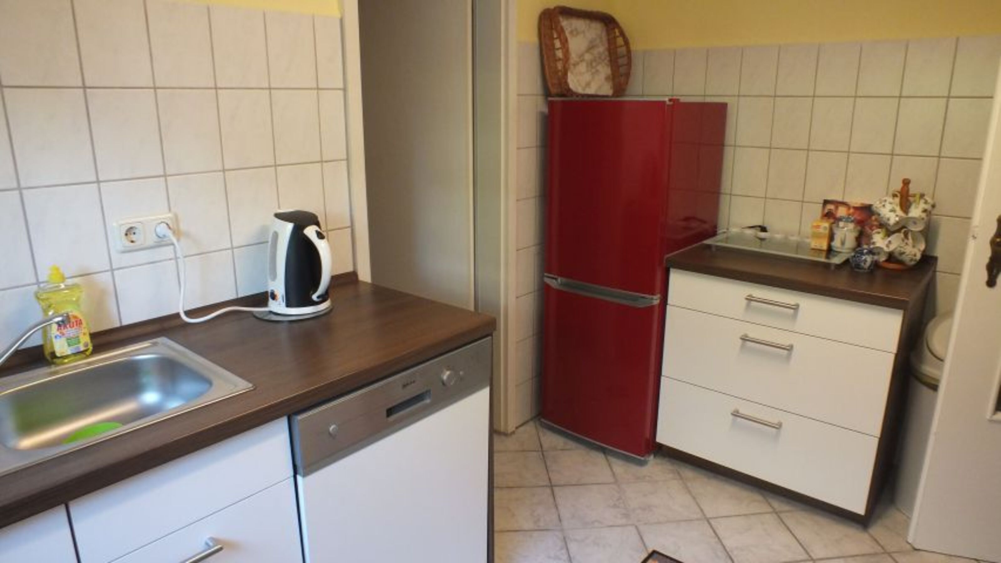 Küche mit Kühl- Gefrierkombination