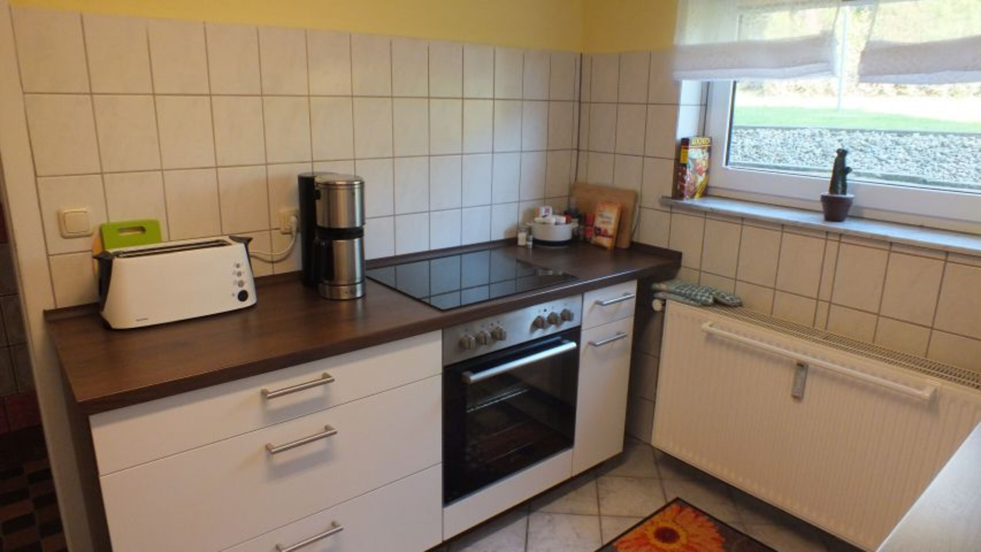 Küche mit Herd, Toster, Kaffeemaschine