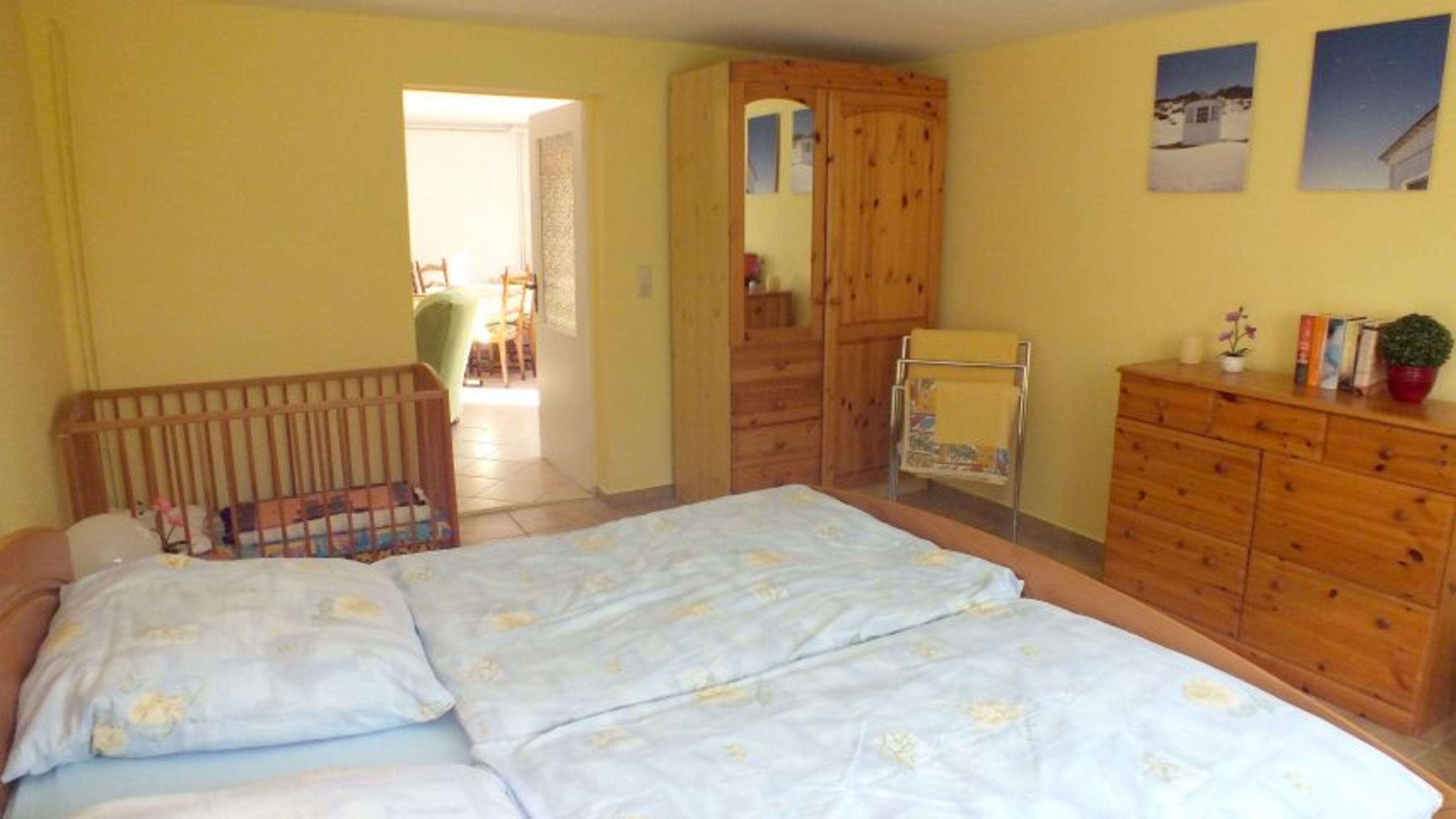 Schlafzimmer mit Doppelbett 1,80 x 2,00 m und Kinderbettchen