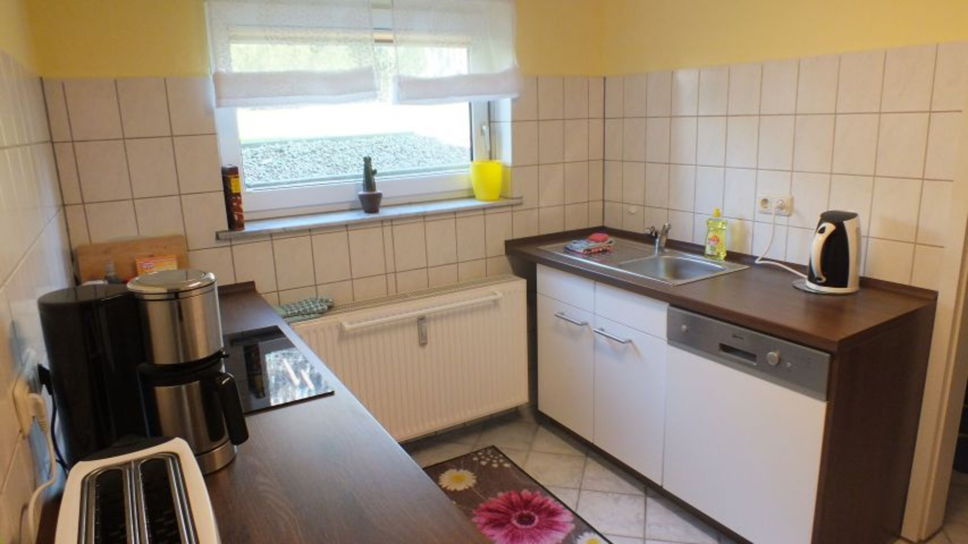 Geschirrspüler in kleiner Küche