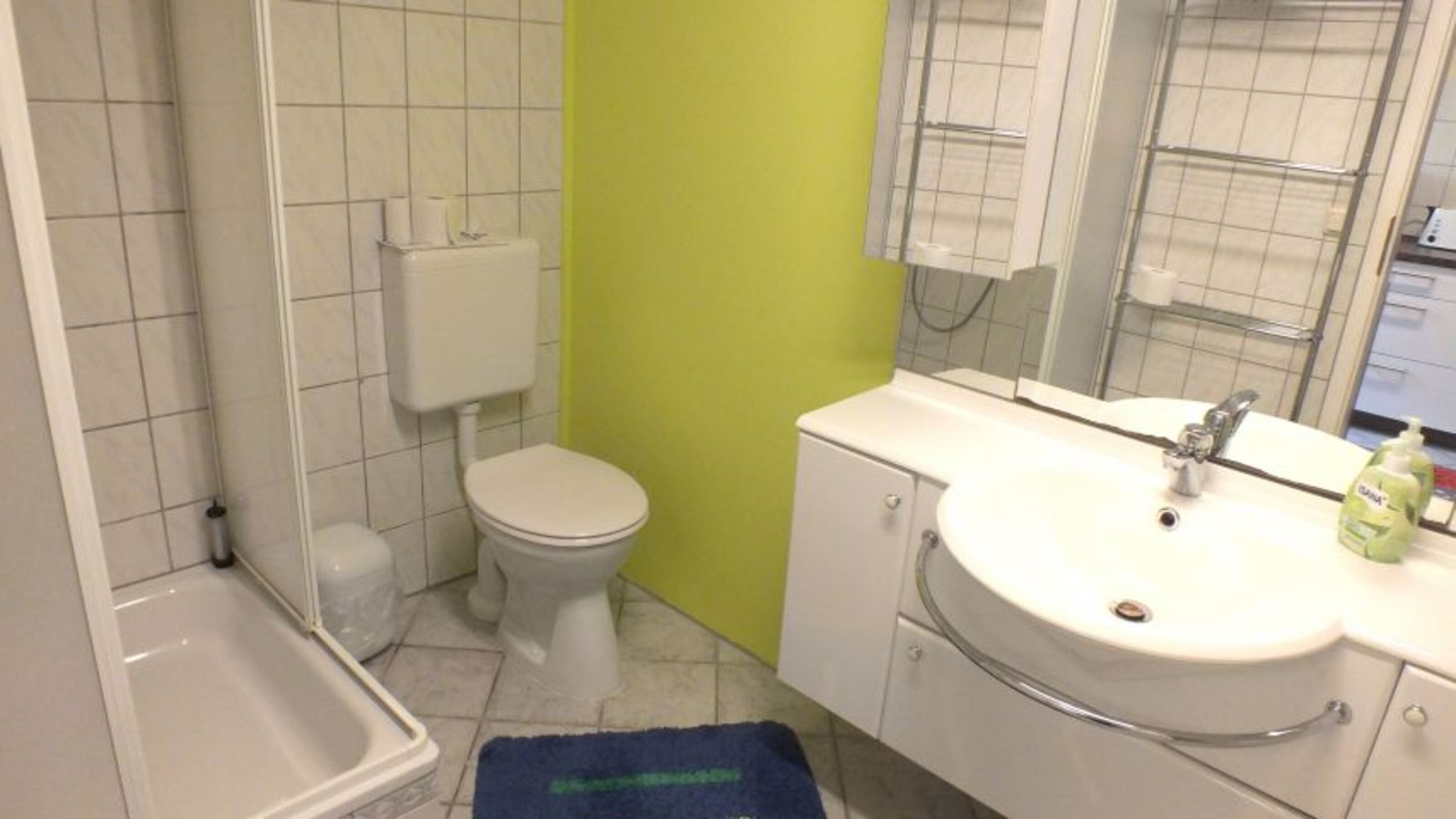 Badezimmer mit Badwanne und Dusche