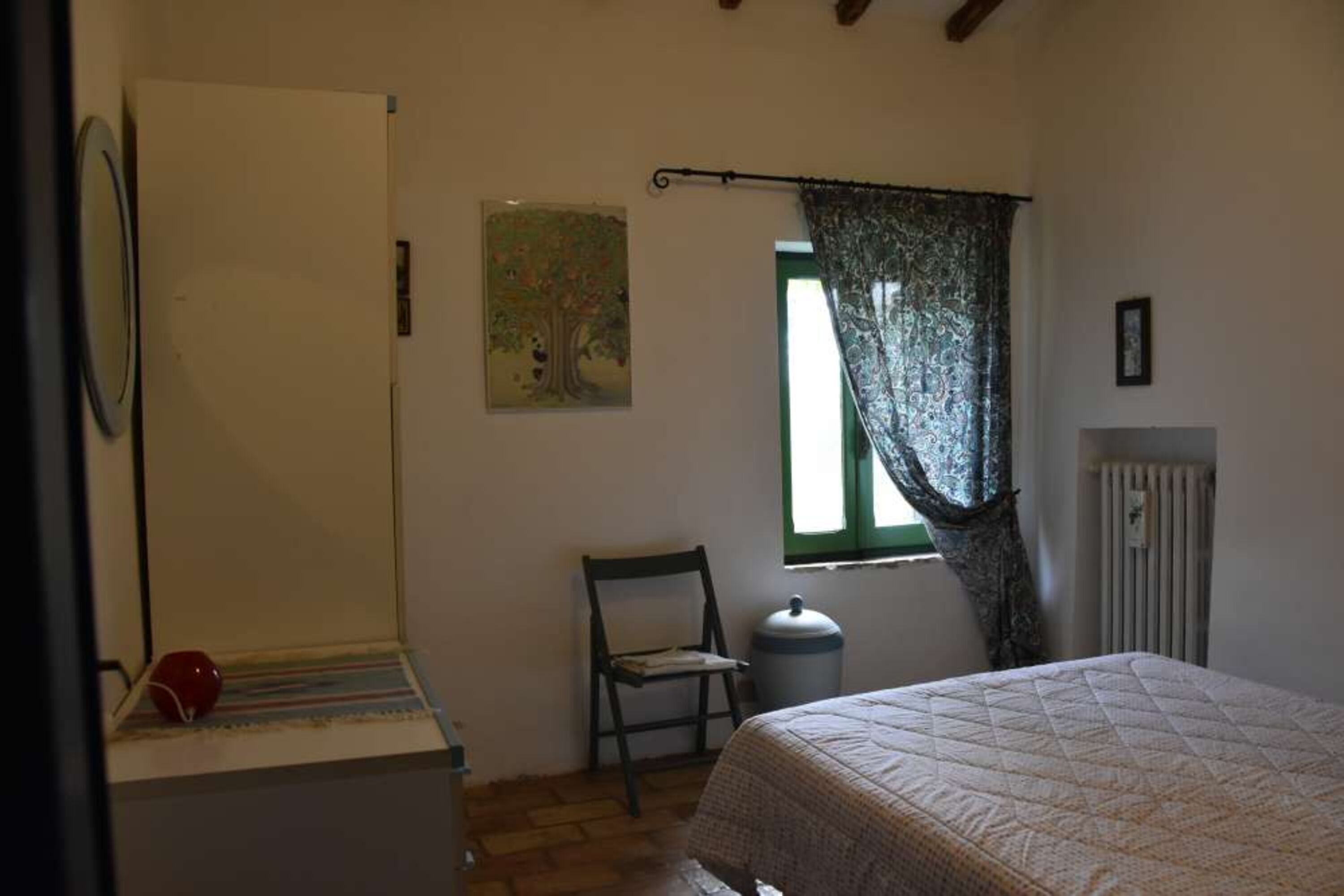 Einzelzimmer mit großem Bett