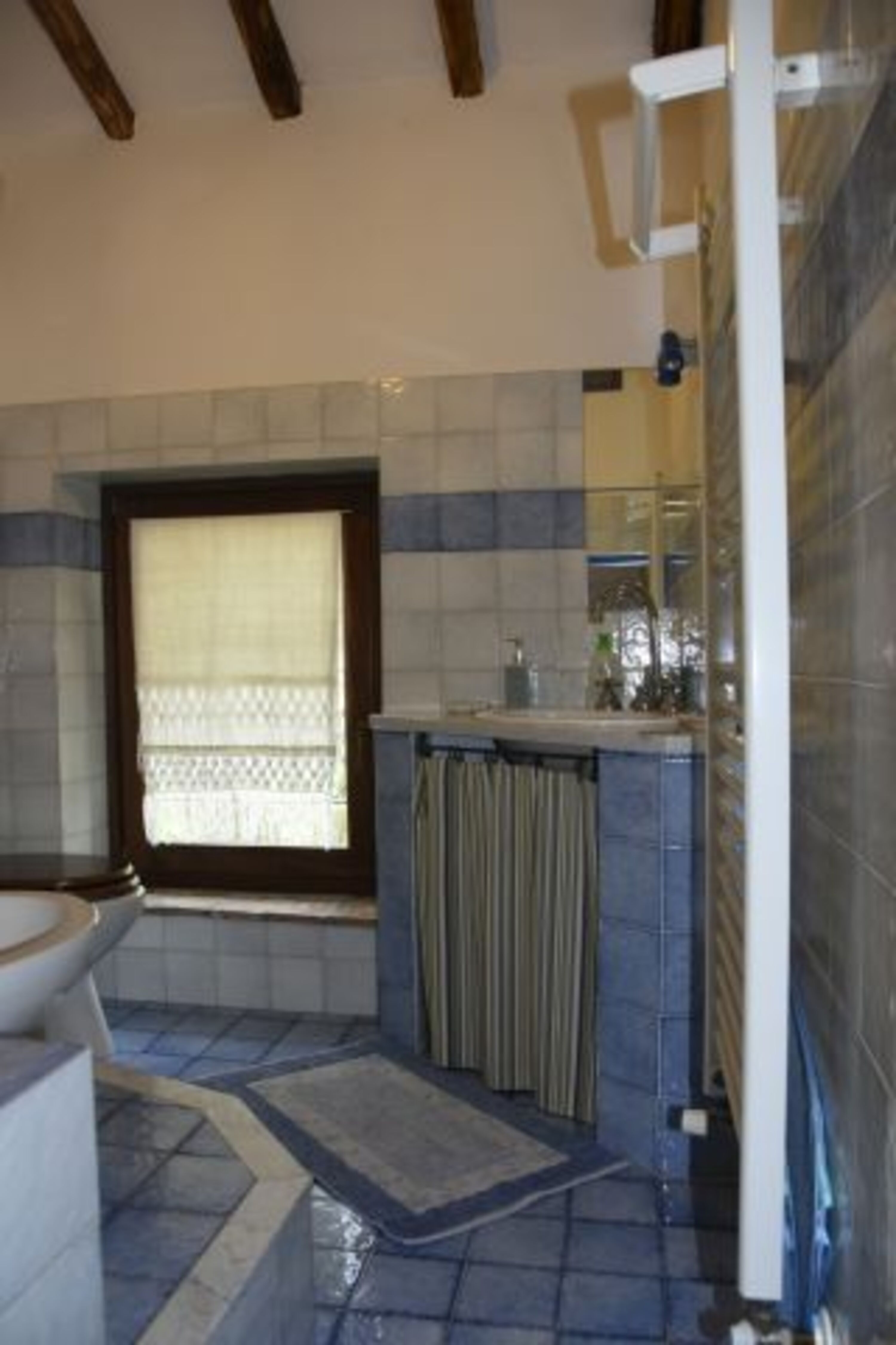  Das Badezimmer im Obergeschoss