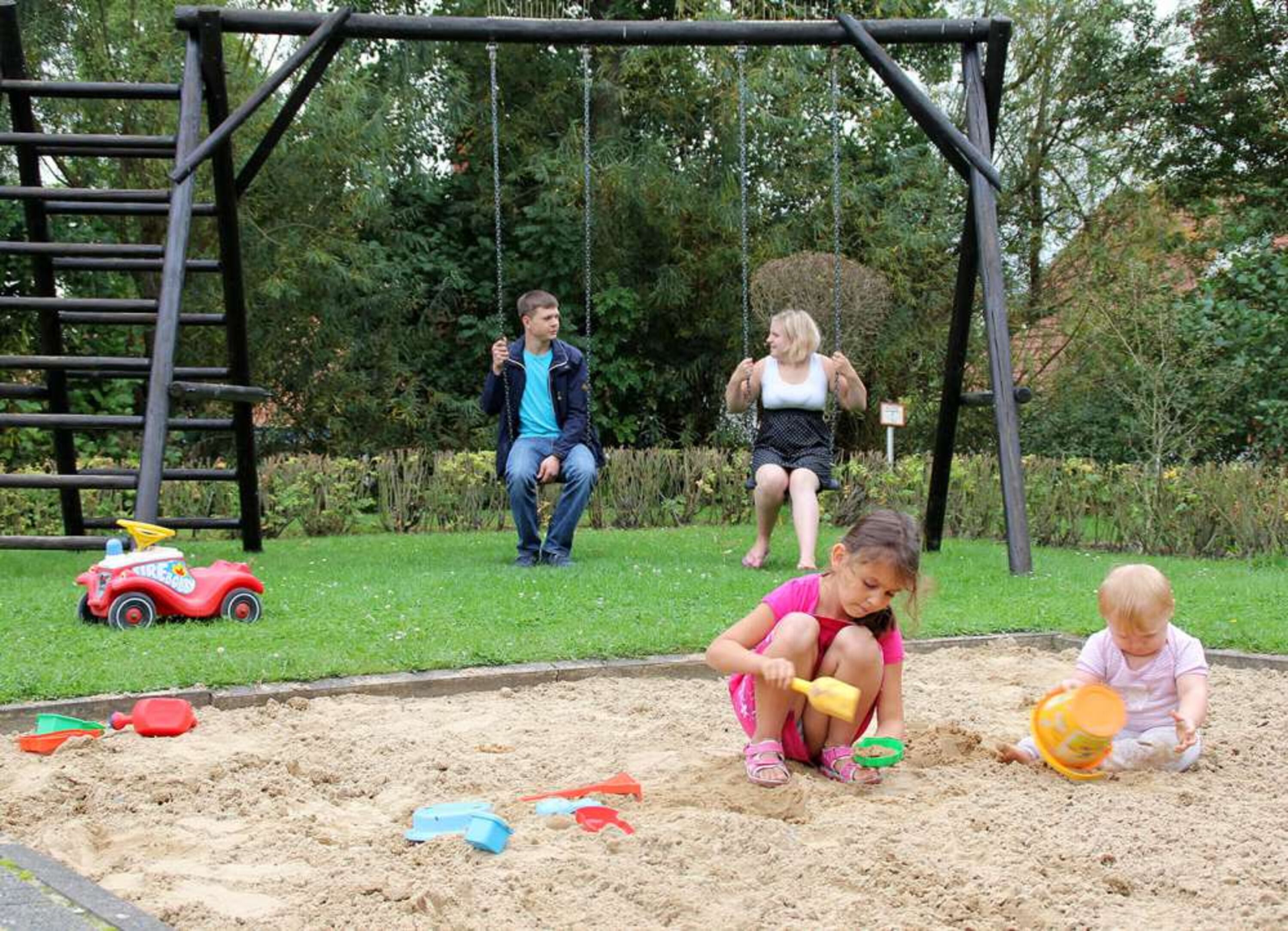 Idealer Familienurlaub - Blick in den Garten mit Spielplatz