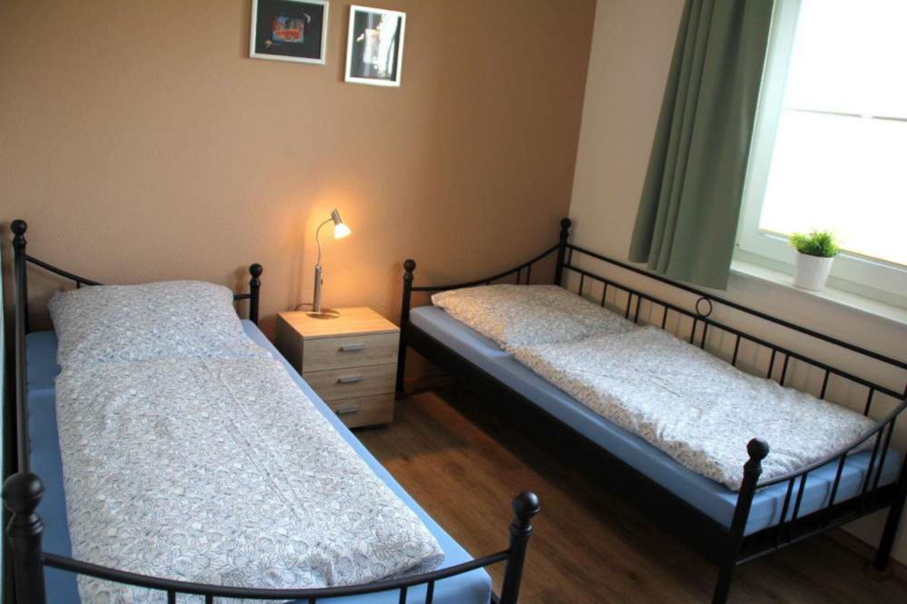 Schlafzimmer 2 mit 2 Einzelbetten