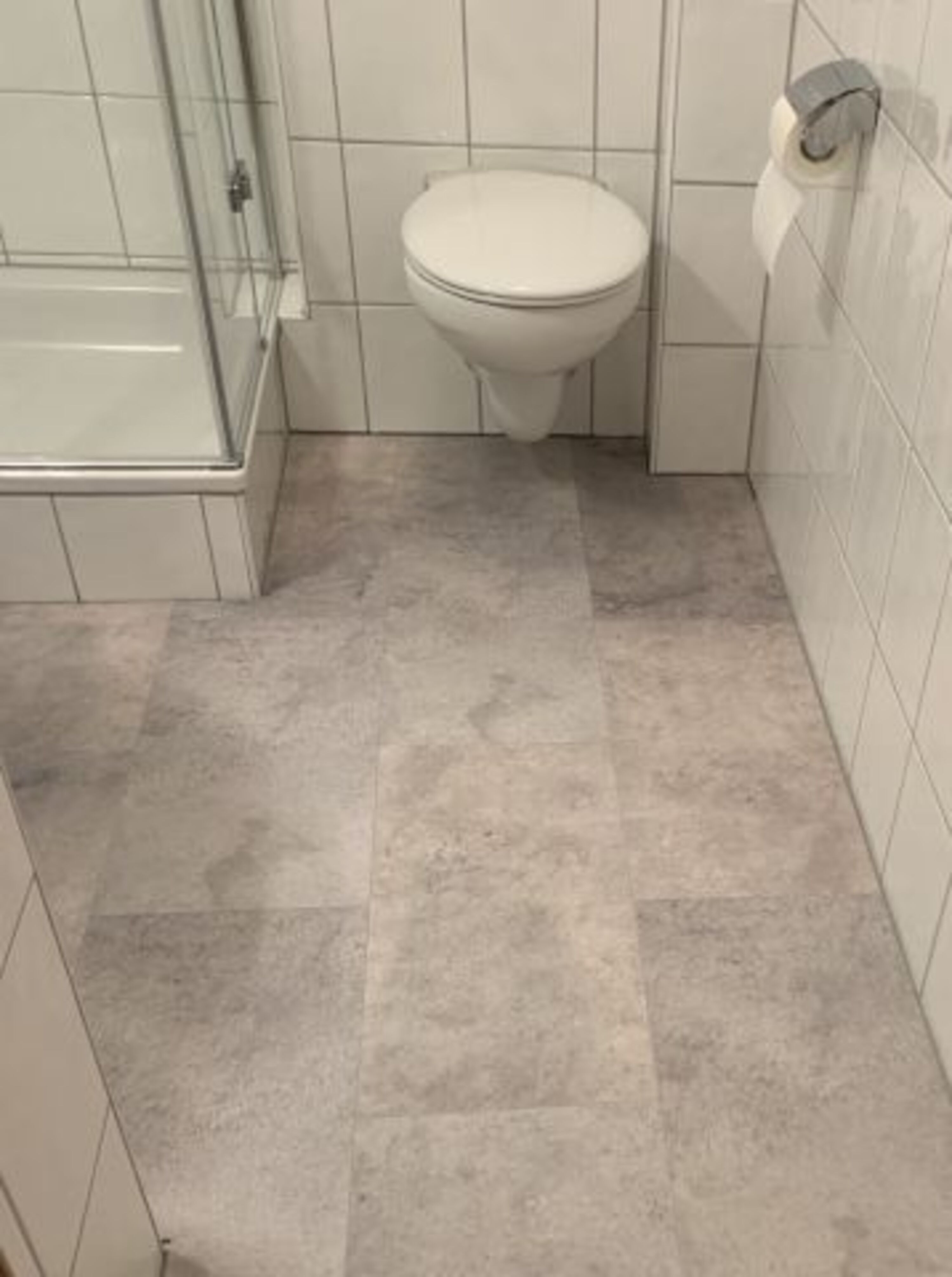 Heller Boden im Badbereich