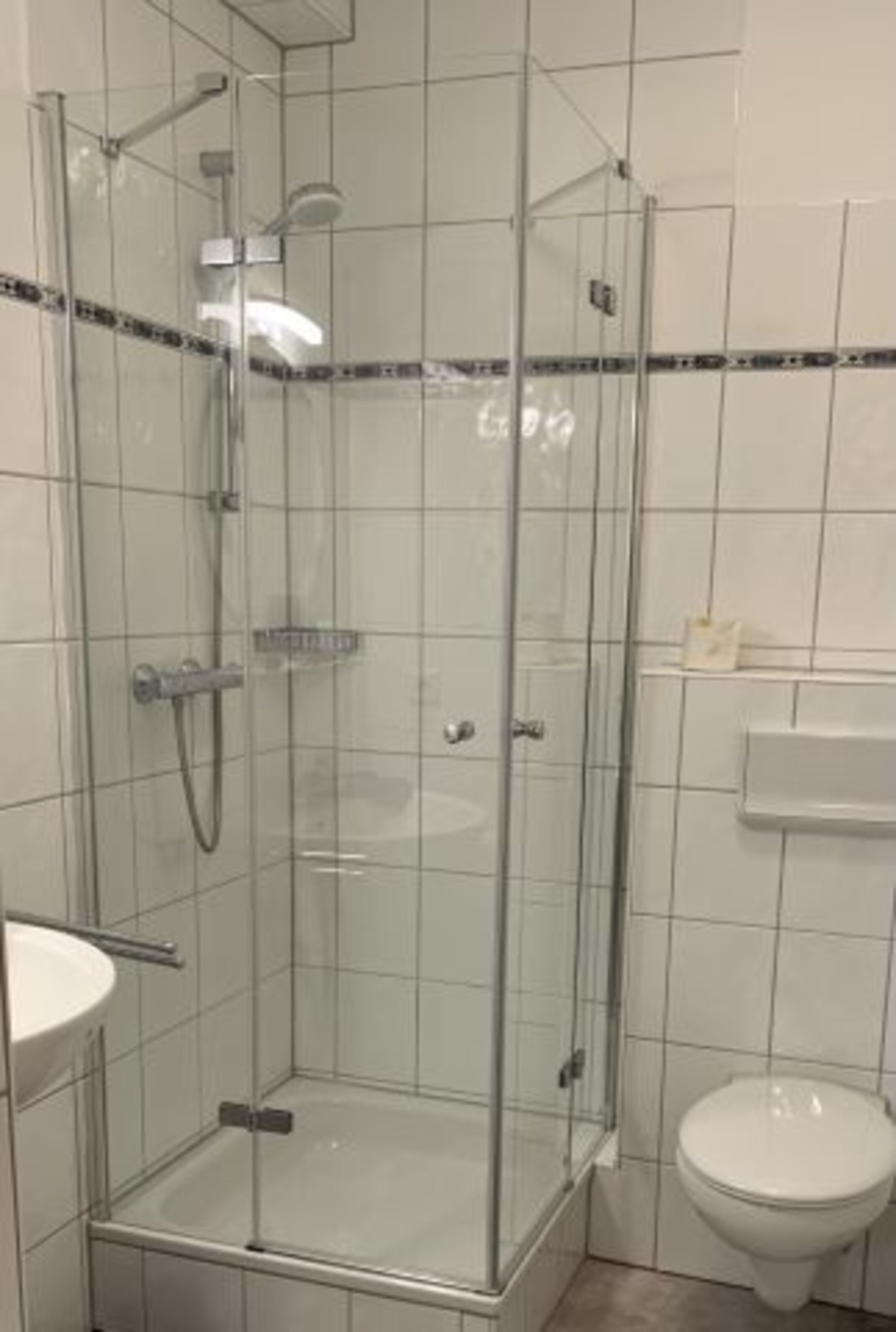 Das 2022 renovierte Bad mit Glasabtrennung
