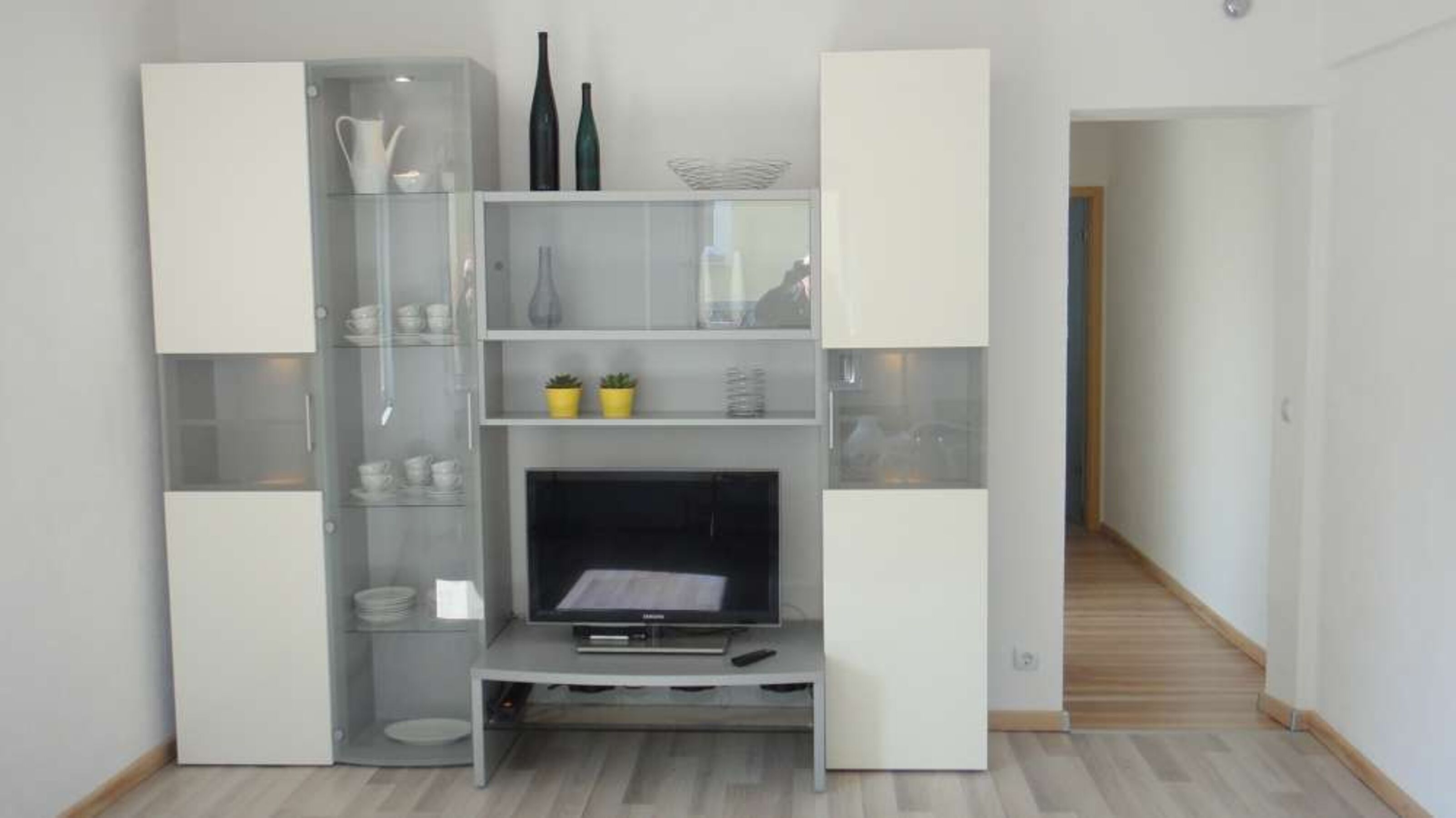 Wohnzimmer mit Flat-Screen-SAT-TV