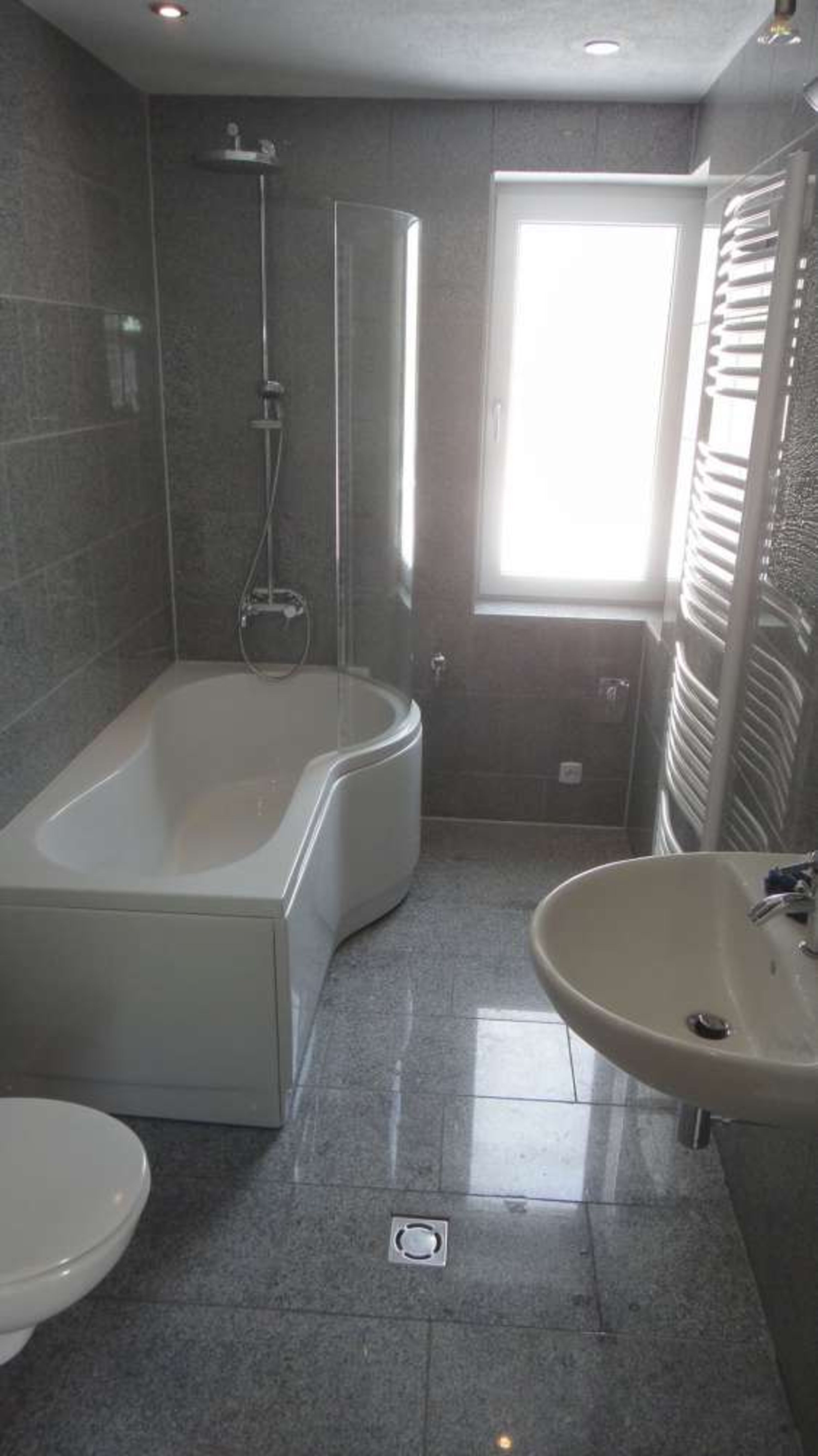 Bad mit Dusche und Wanne für 2 in Granit