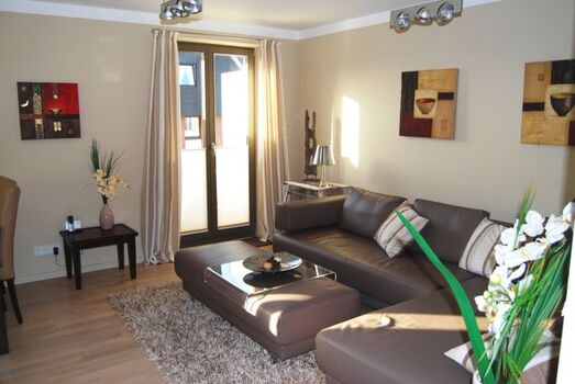 Wohnzimmer mit übergroßer Couch