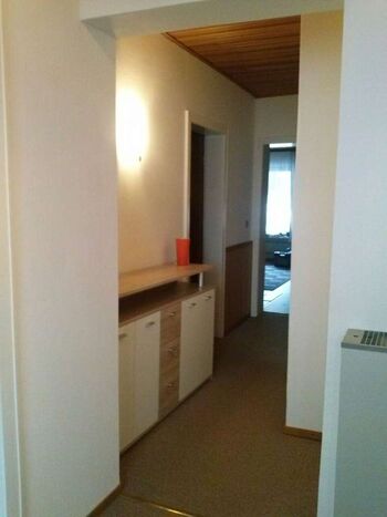 Flur mit Anrichte und Einbauschrank