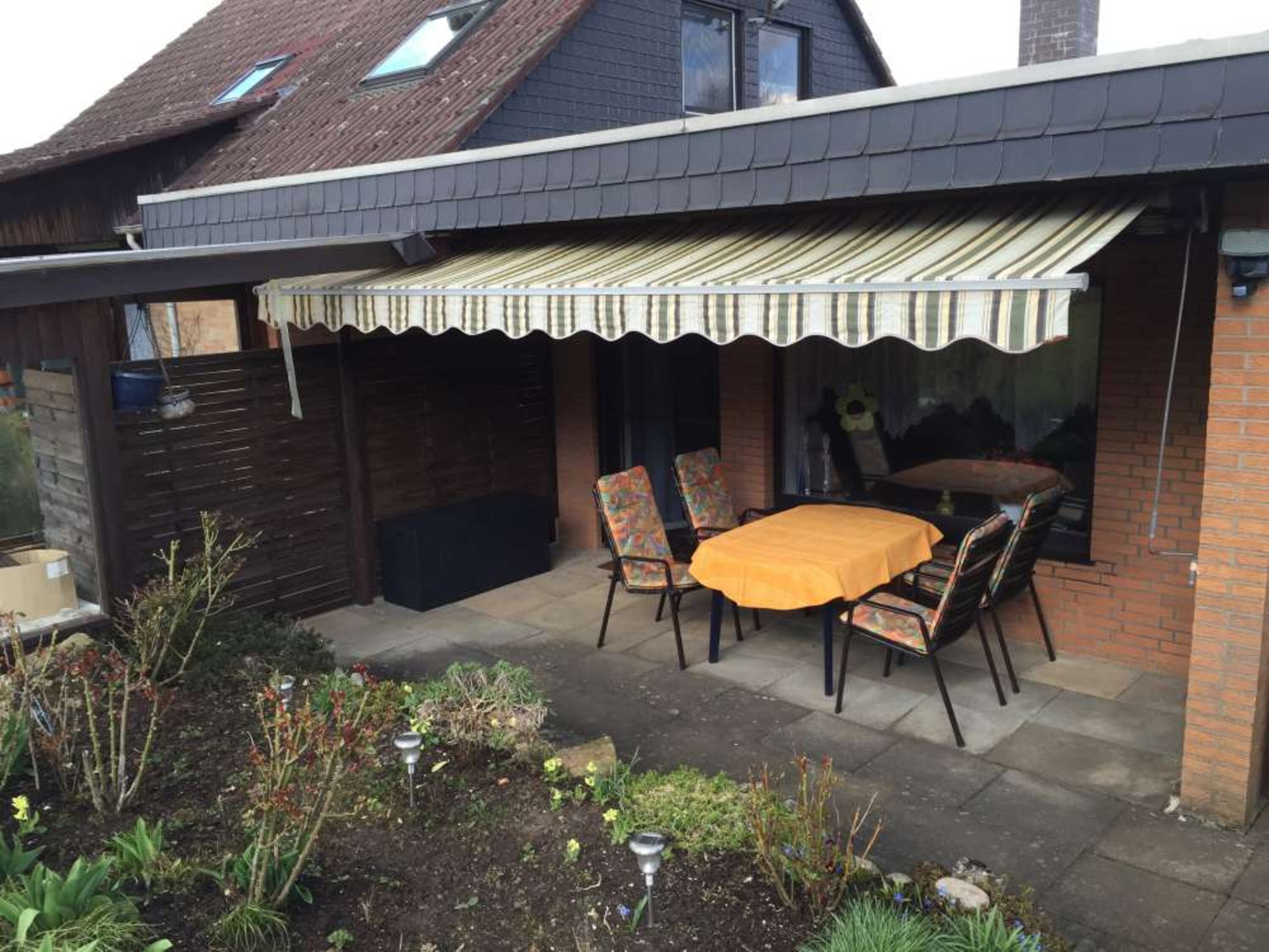 Terrasse mit Markise für die heißen Sonnentage