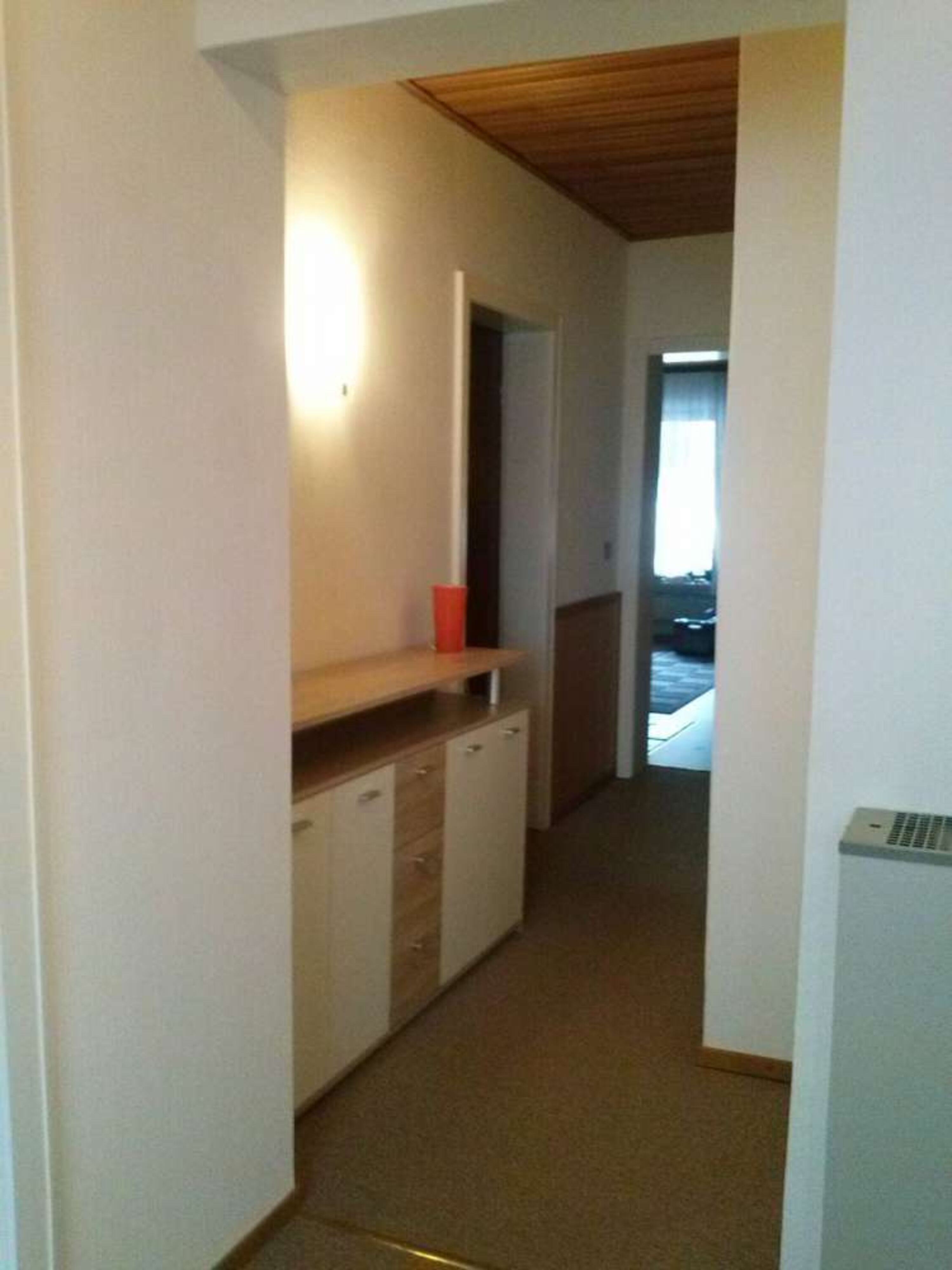 Flur mit Anrichte und Einbauschrank