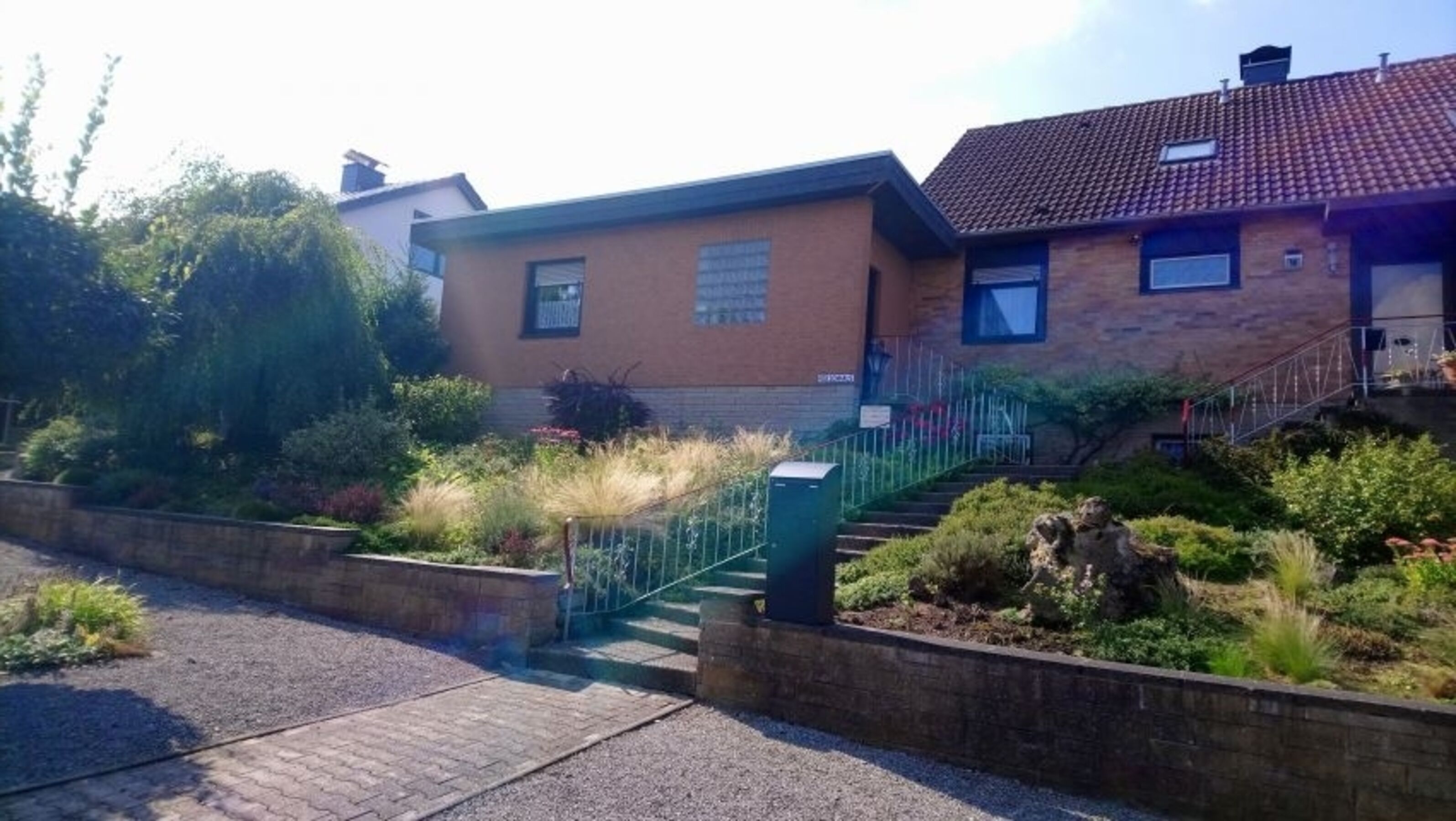 Ferienhaus - Eingang links - Straßenansicht