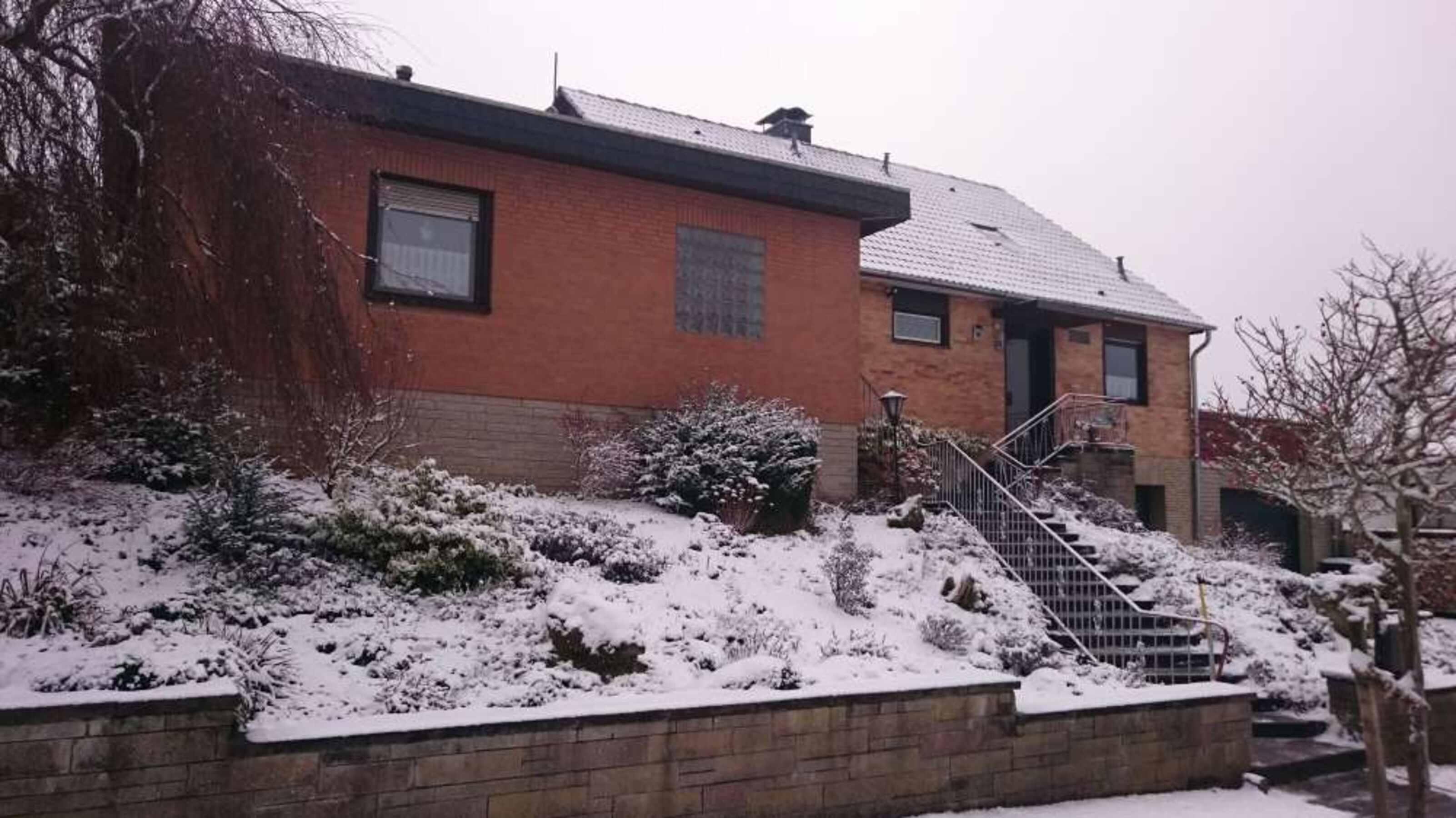 Ferienhaus im Winter - Eingang links