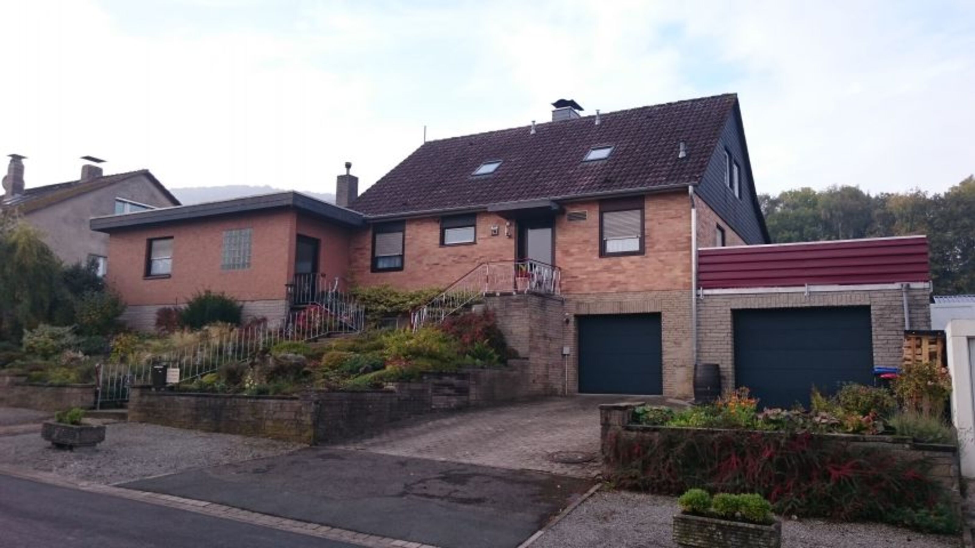 Haupthaus mit Ferienhaus - Eingang links - Straßenansicht