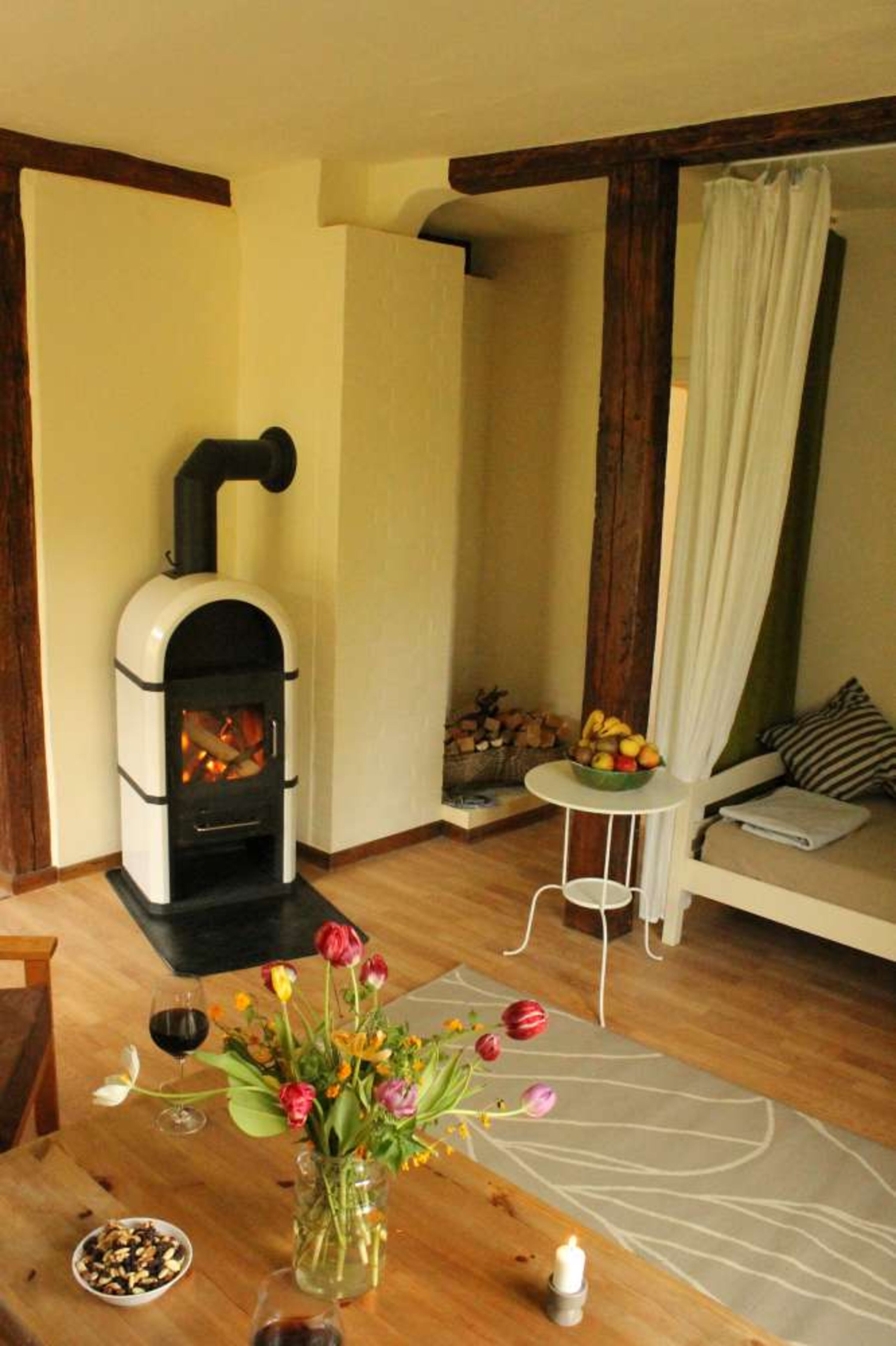 Wohnzimmer mit Kamin