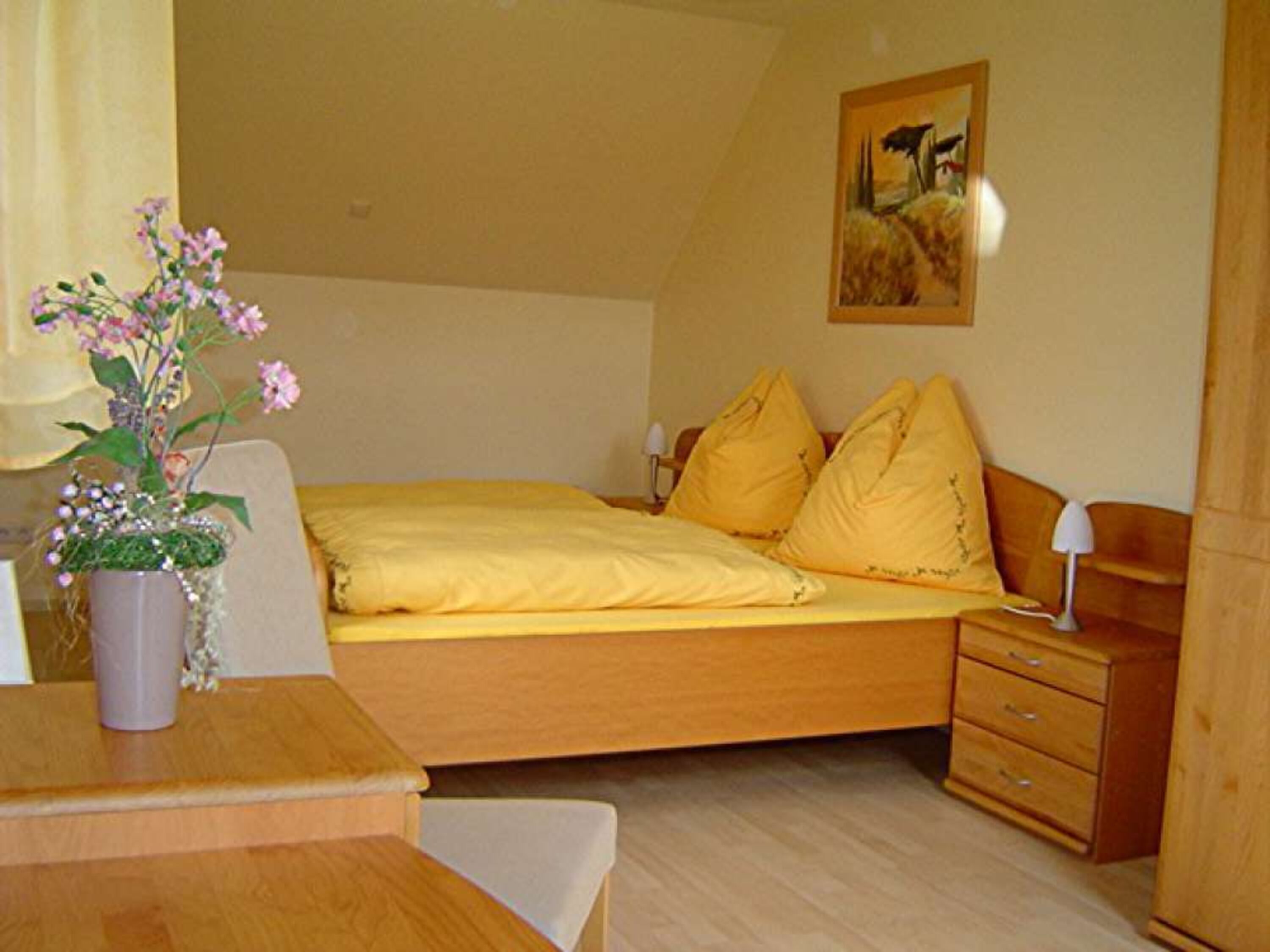 Wohn-und Schlafraum mit Doppelbett