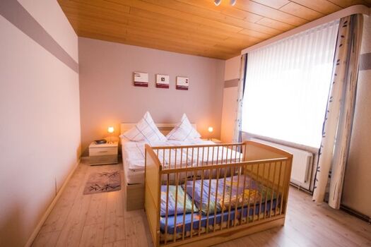 Schlafzimmer 1