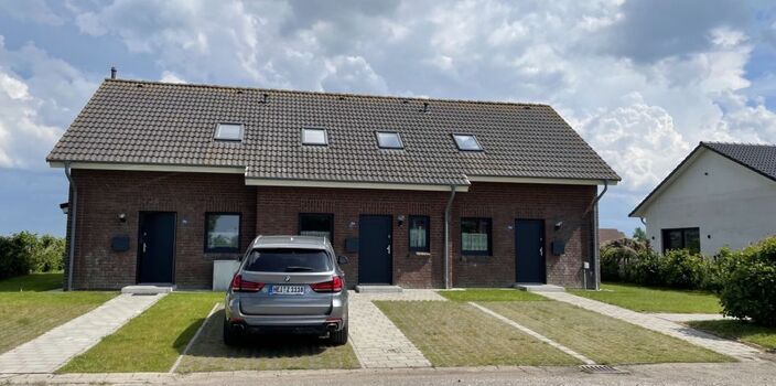 Vorderansicht mit den Stellplätzen vor dem Ferienhaus